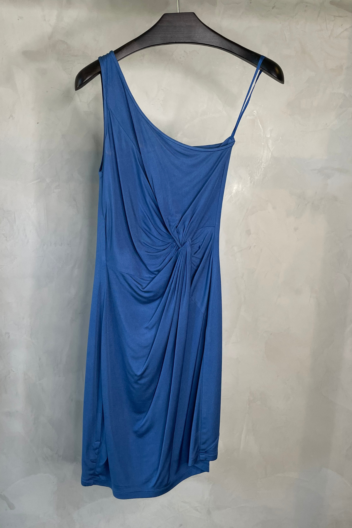 Vestido corto Aysha de Fran en azul eléctrico con diseño asimétrico de un solo hombro sobre fondo neutro que realza su caída elegante