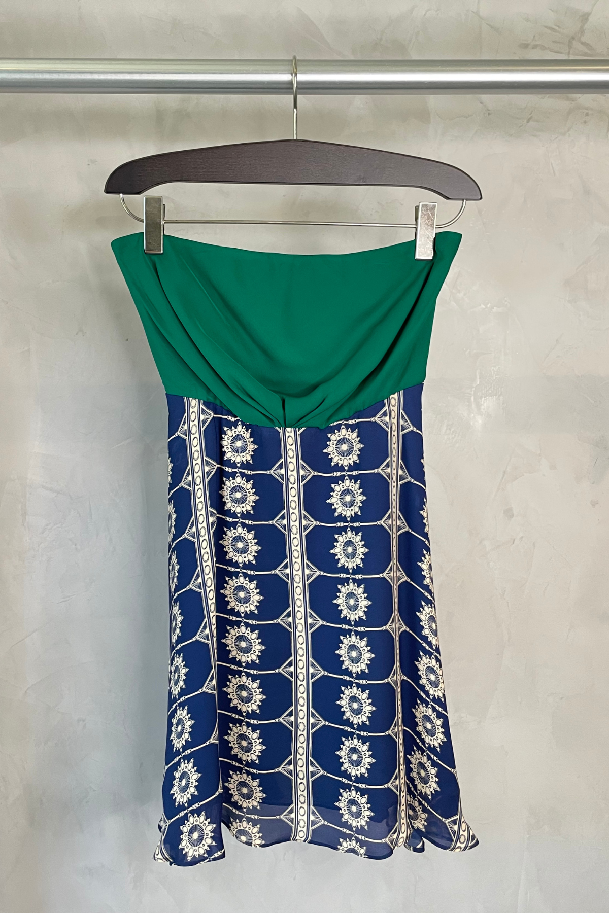 Mini vestido Eskell de Vila, con colres en dos tono, parte superior en verde, parte falda ene stampando azul, escote strapple