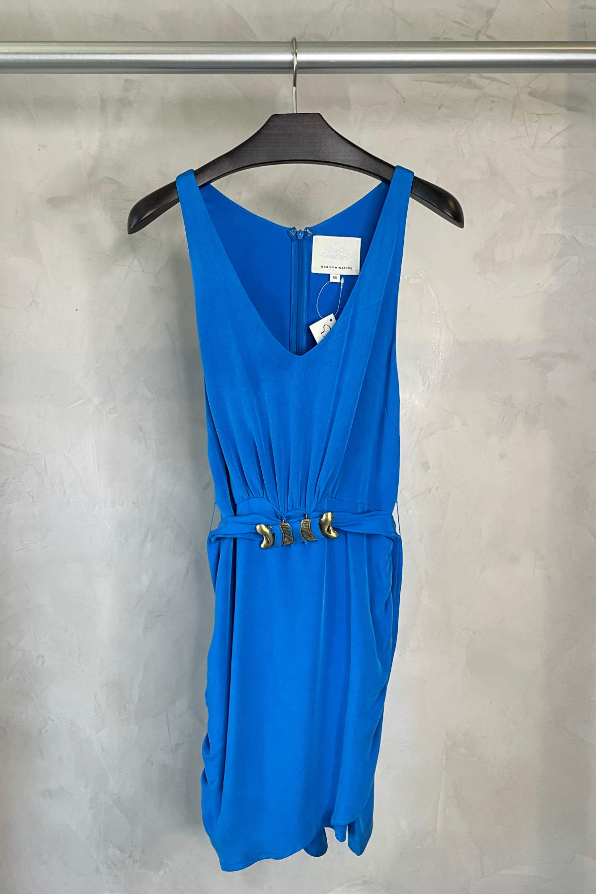Mini vestido Vila Madison de Marcus , cuello en V, detalles en la cintura y con cierre de cremallera en la parte trasera
