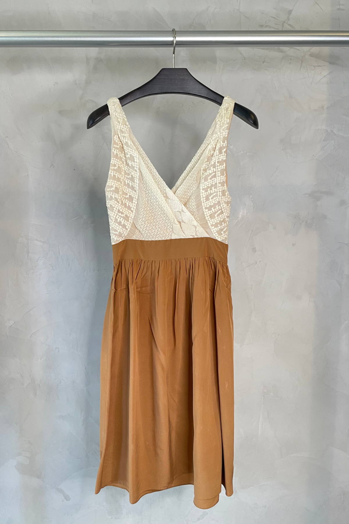 Vestido midi beige de corte recto con mangas cortas y escote redondo, ideal para looks elegantes de oficina o eventos diurnos