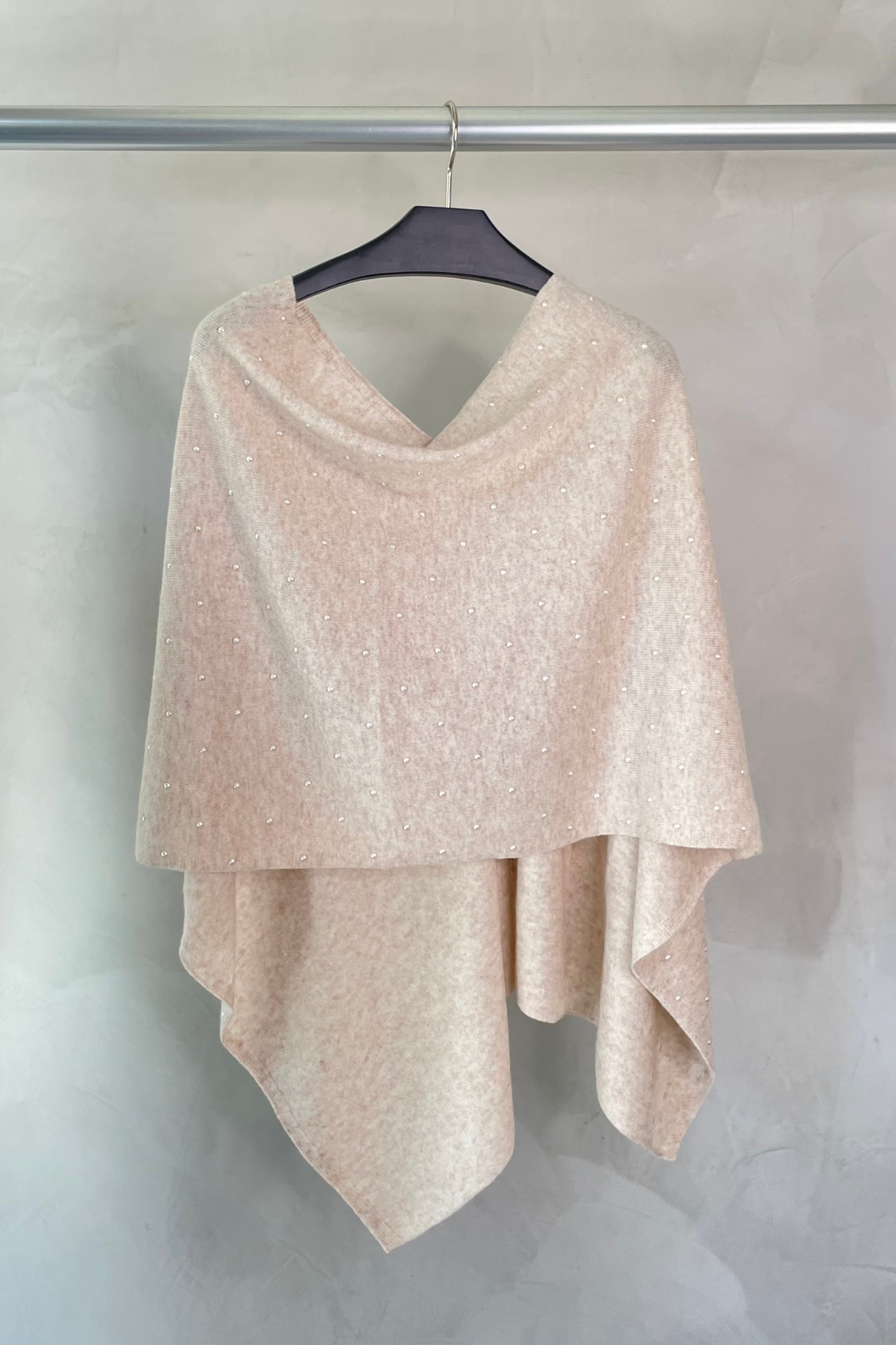 Poncho Heather Oatmeal cashmere visto de frente, diseño relajado y delicado ideal para estilismos otoñales elegantes