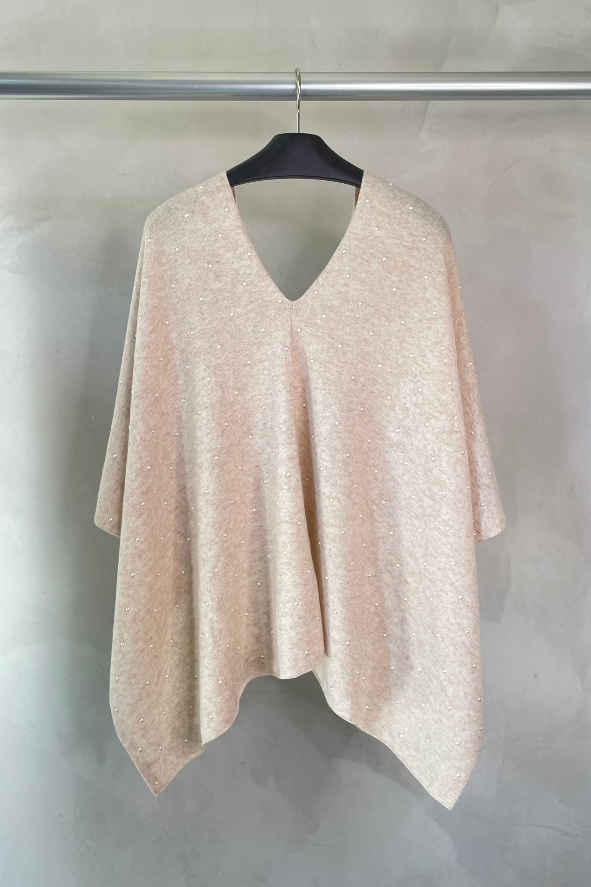 Parte trasera del Heather Oatmeal mostrando caída fluida y textura suave que transmite confort y estilo