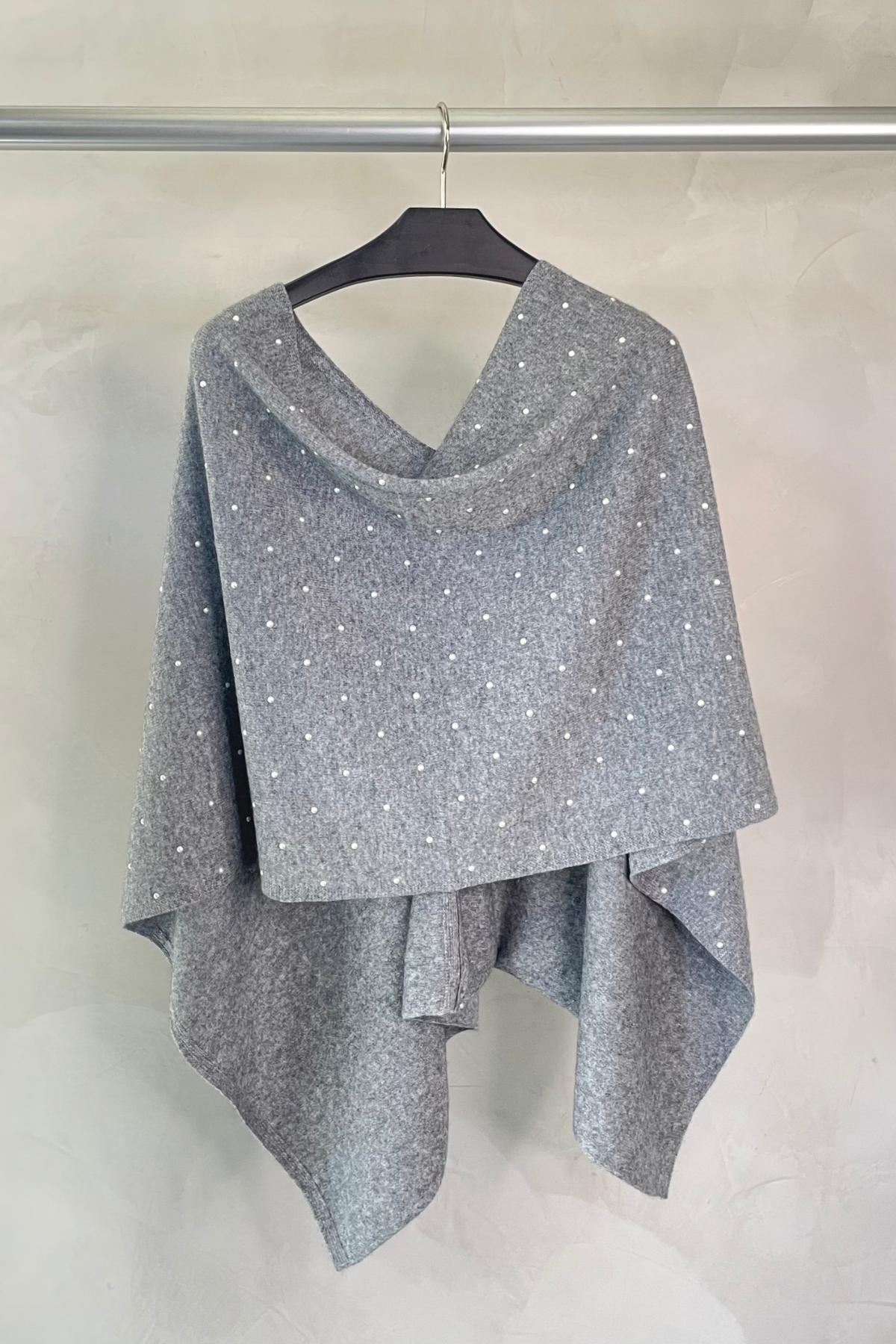 Poncho gris claro In Cashmere de frente, tejido de punto fino con caída elegante ideal para días fríos con estilo