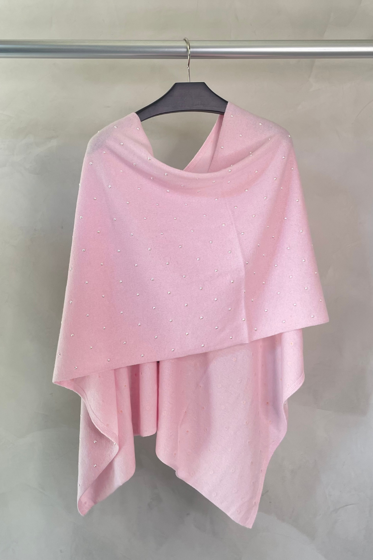 Poncho de cashmere rosa In Cashmere con perlas decorativas, ideal para añadir sofisticación y calidez a looks invernales
