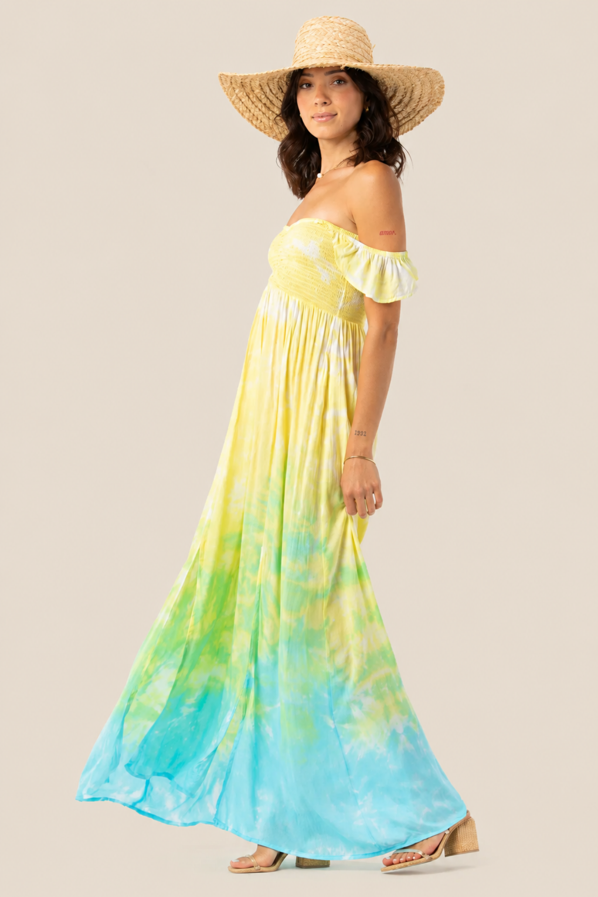Vista lateral del vestido largo Tiare Hawaii Hollie con diseño fluido y colores degradados en amarillo y verde para un outfit veraniego chic