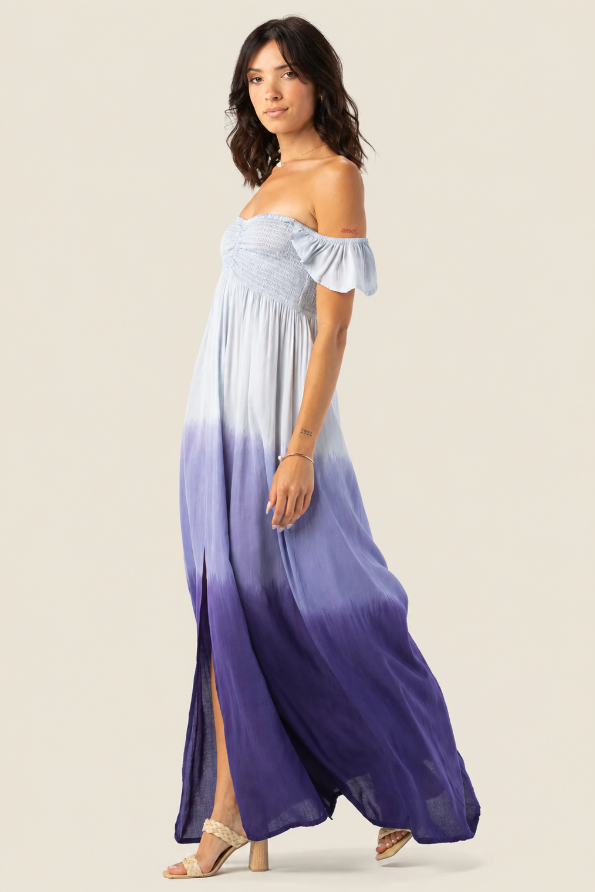 Vista lateral del vestido maxi Tiare Hawaii Hollie en degradado blanco e índigo, con tejido ligero y diseño fluido ideal para verano