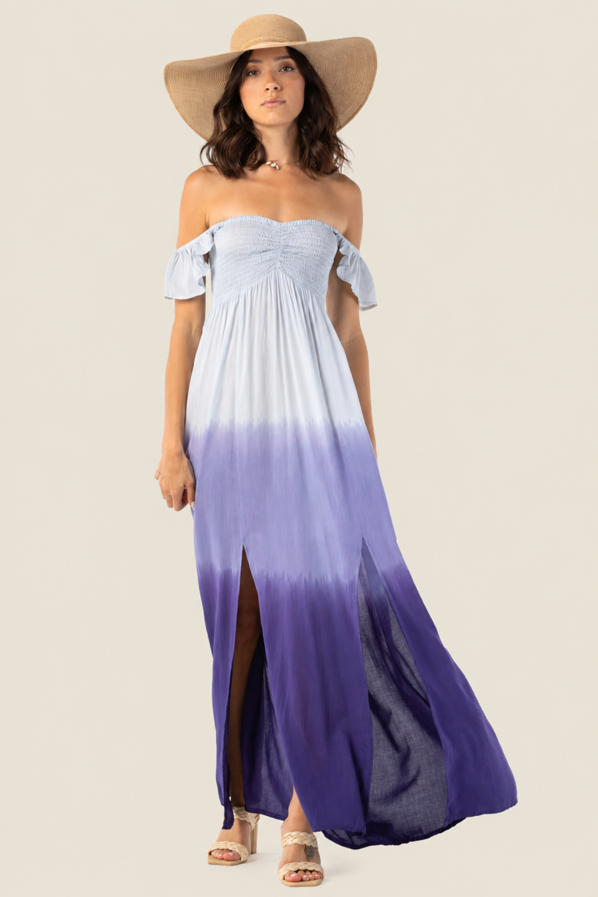 Modelo en vista frontal con vestido largo Tiare Hawaii Hollie blanco e índigo, estampado degradado y caída vaporosa para look elegante