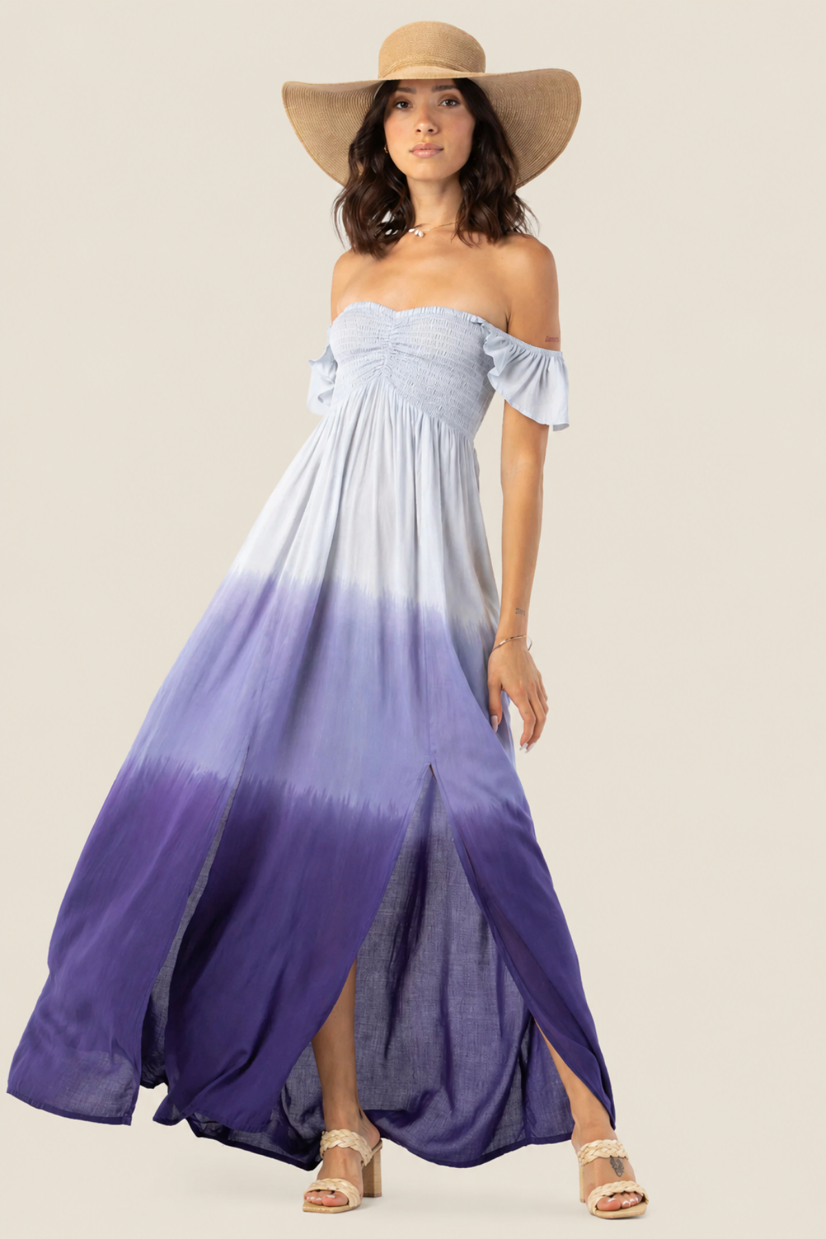 Modelo en vista frontal con vestido largo Tiare Hawaii Hollie blanco e índigo, estampado degradado y caída vaporosa para look elegante