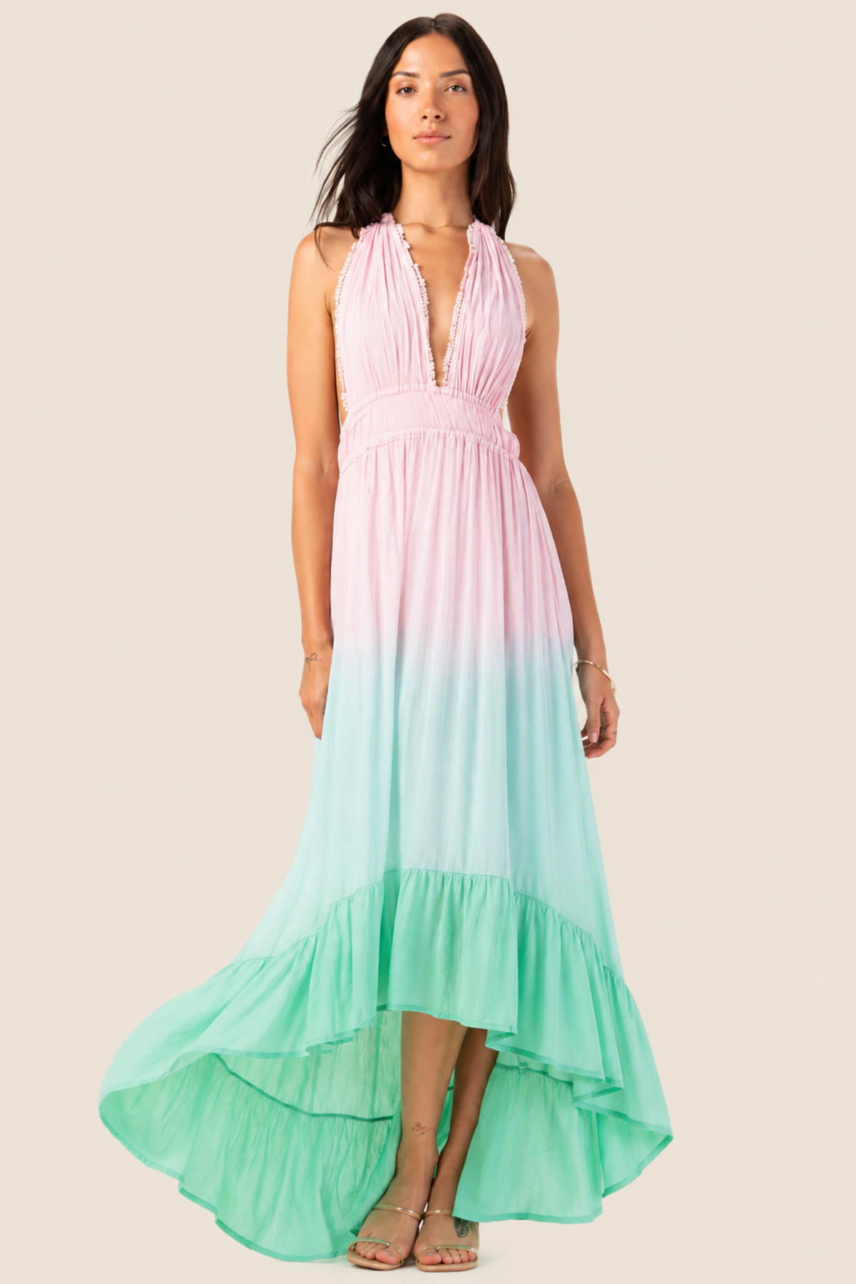 Modelo con vestido maxi Tiare Hawaii Bianca en tono blanco puro con diseño fluido y estilo veraniego elegante para ocasiones especiales