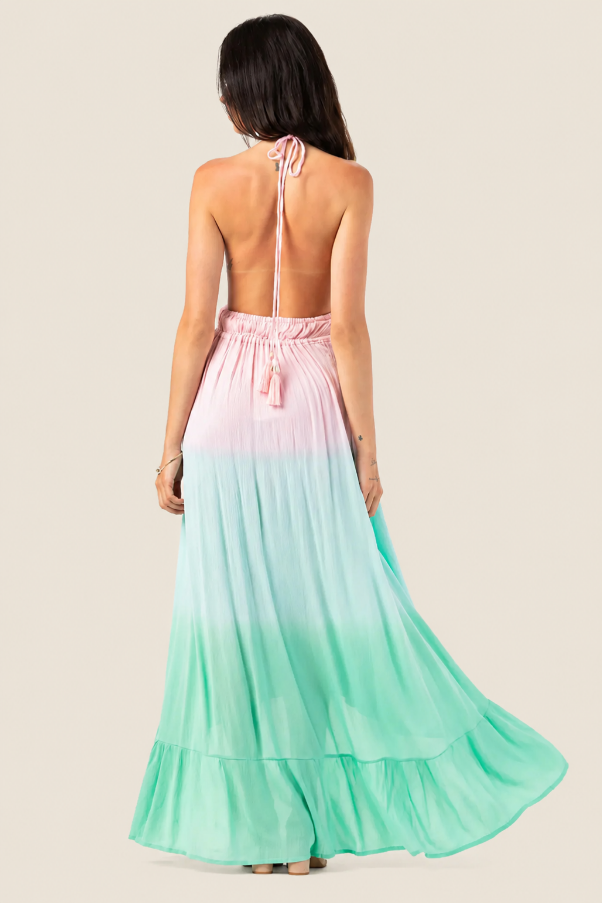 Vista lateral del vestido largo Tiare Hawaii Bianca mostrando el movimiento del tejido vaporoso y su corte favorecedor para mujer actual