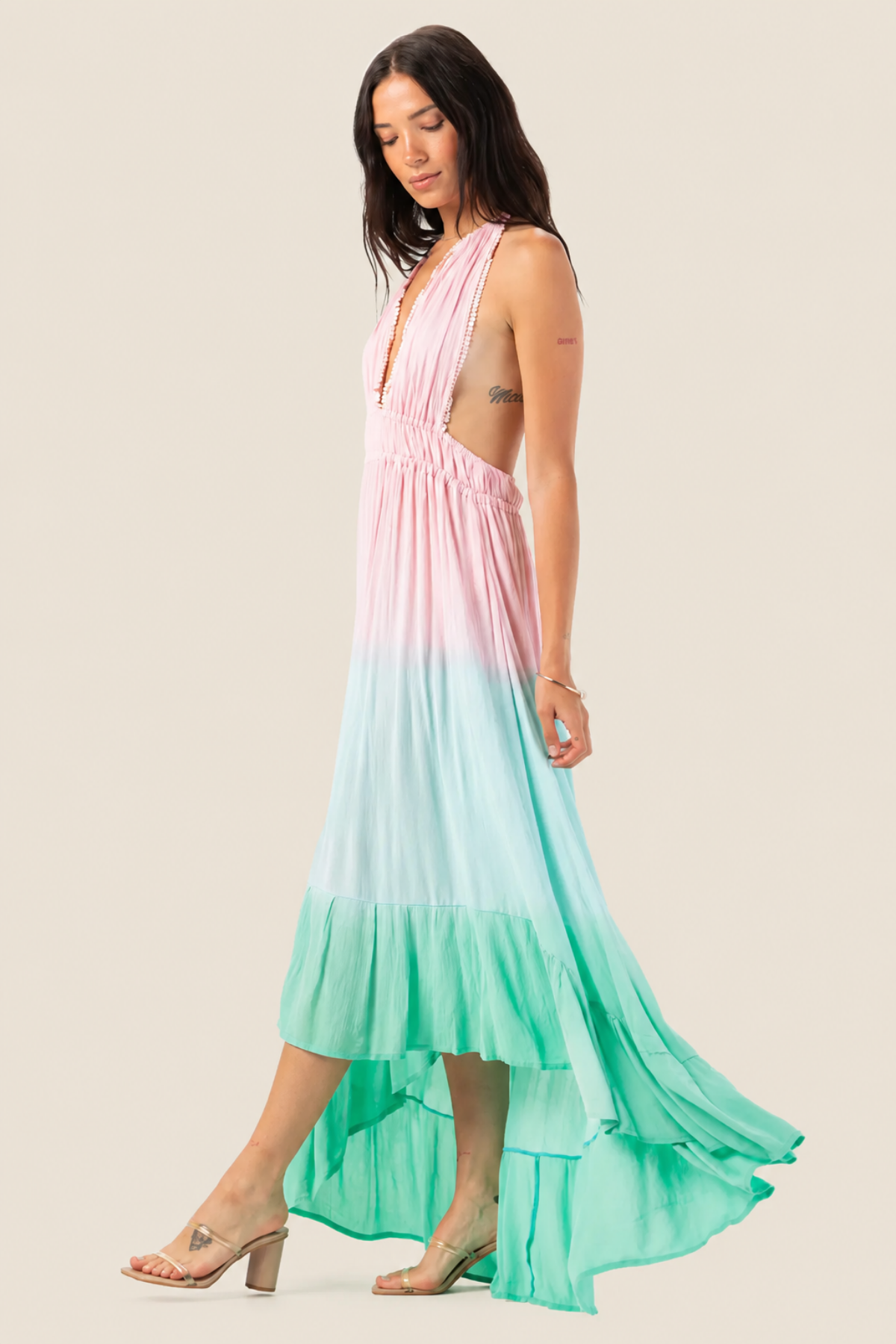 Vista lateral del vestido largo Tiare Hawaii Bianca mostrando el movimiento del tejido vaporoso y su corte favorecedor para mujer actual