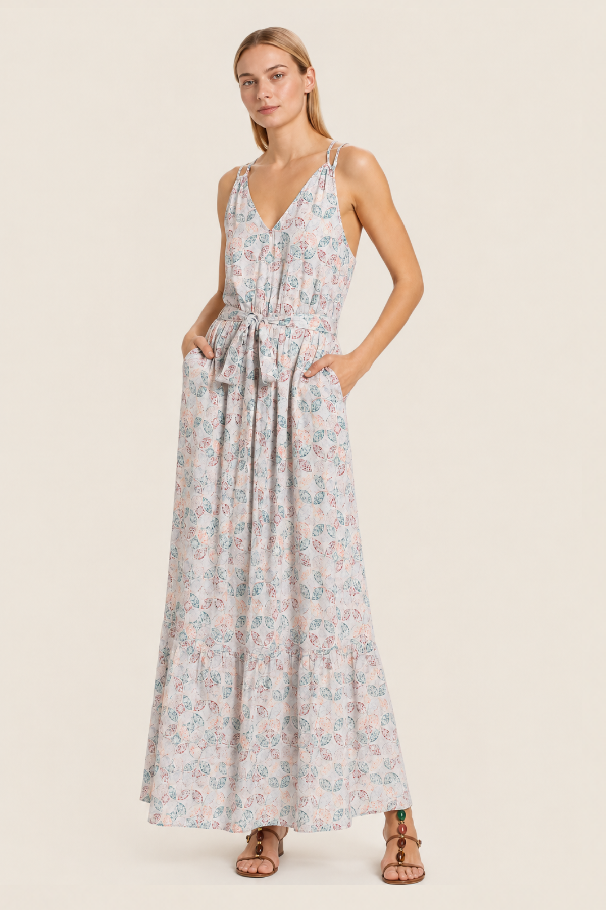 Modelo frontal con maxi vestido Gisella Persimon Tile de Splendid, cuello pico y cinturón autoadherente para figura definida