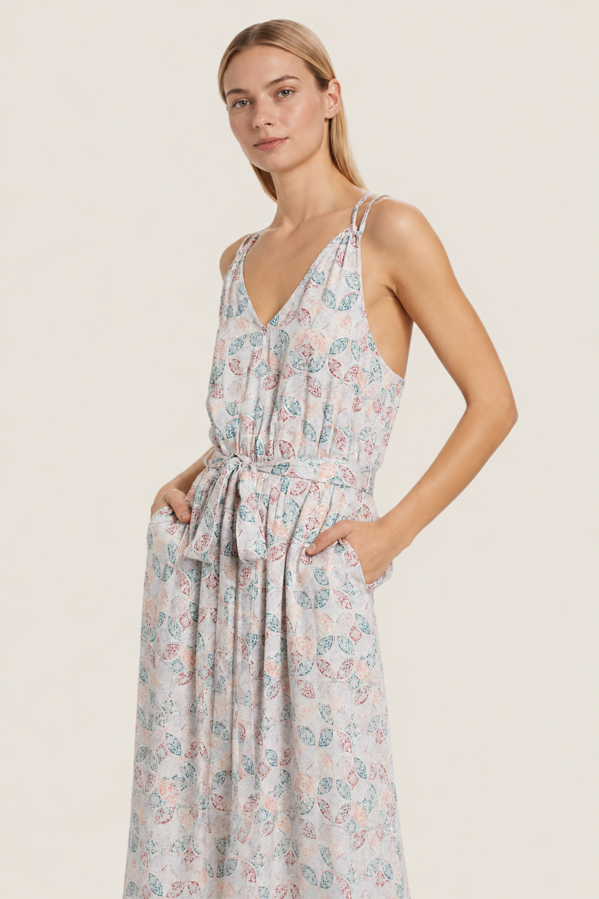 Modelo frontal con maxi vestido Gisella Persimon Tile de Splendid, cuello pico y cinturón autoadherente para figura definida