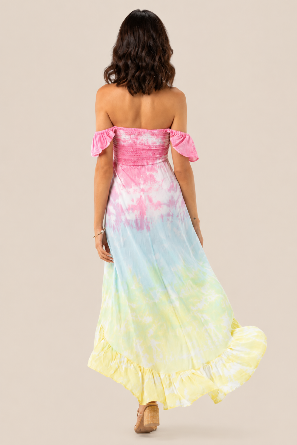 Vista trasera del vestido largo Tiare Hawaii Brooklyn mostrando su diseño fluido y estampado tropical en tonos rosa, aqua y amarillo