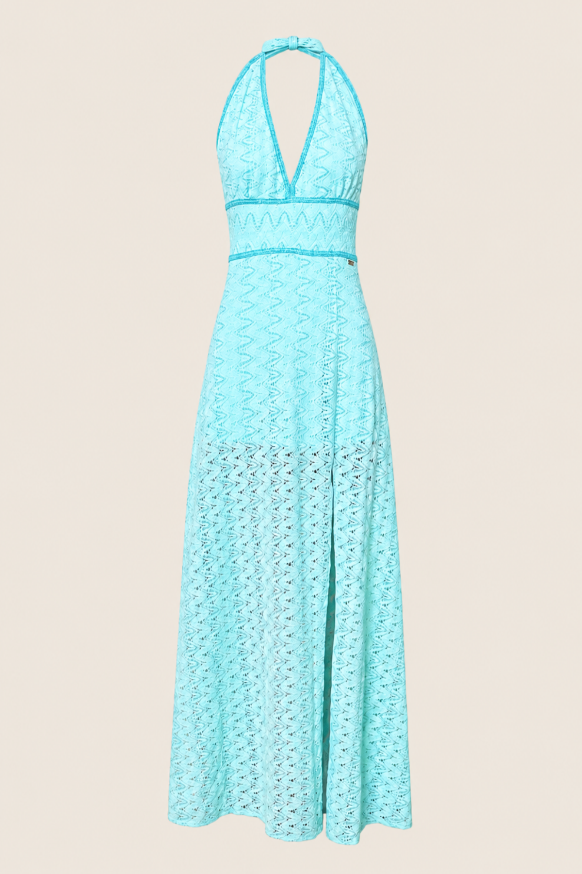 Modelo con vestido maxi Heaven de caída ligera y estilo refinado perfecto para cenas en la playa y looks elegantes de noche