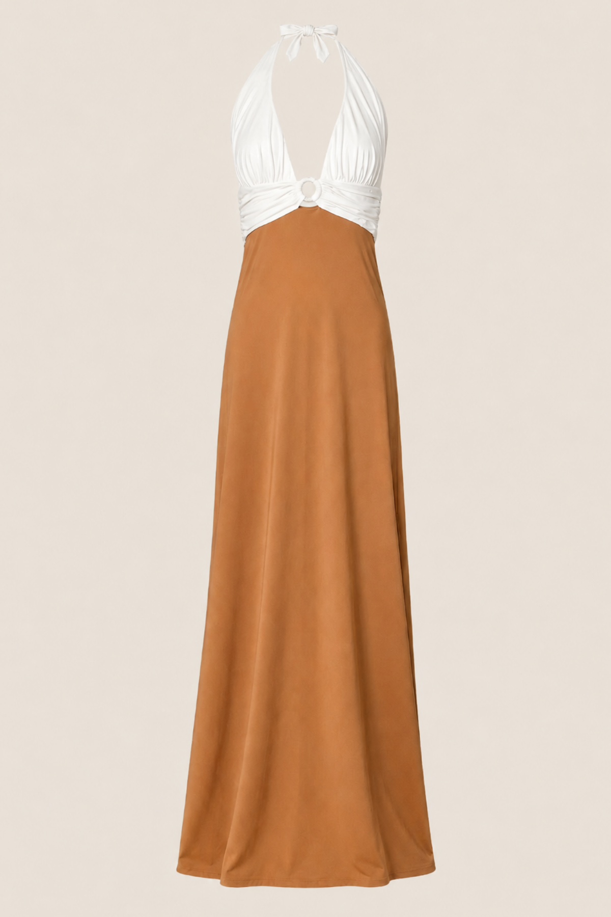 Vestido Fibbia Yogurt Nut largo elegante con detalle de hebilla, cuello halter, escote en V con dos tonalidades, ideal para tus eventos elegantes