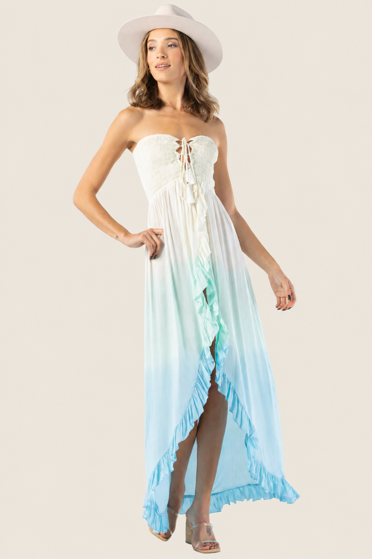 Modelo frontal con Flynn maxi dress en degradado crema a teal y azul, escote strapless con cordones para look elegante veraniego