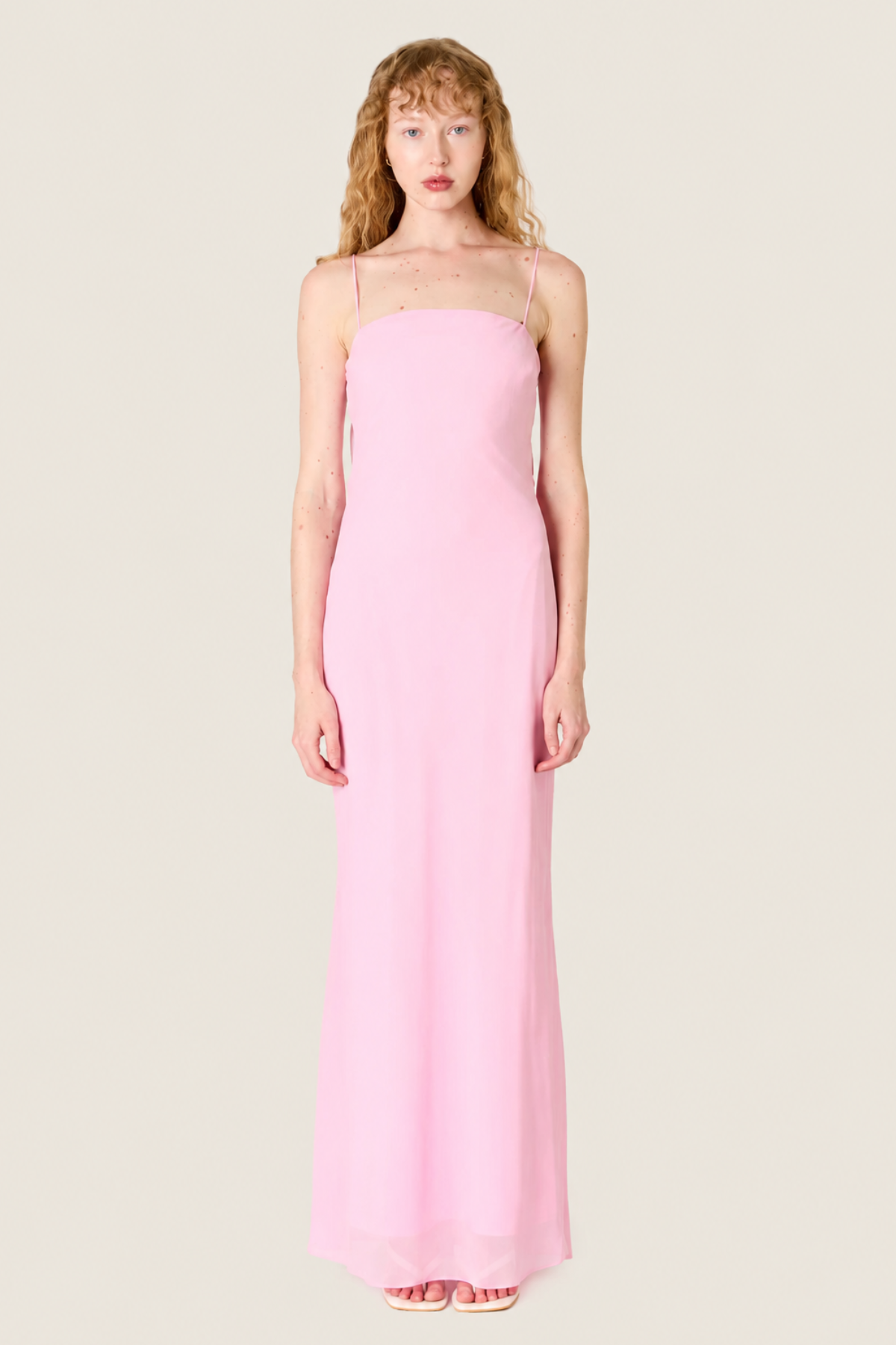 Vestido Estrella Rosa Sakura elegante de invitada para boda con diseño romántico y caída fluida
