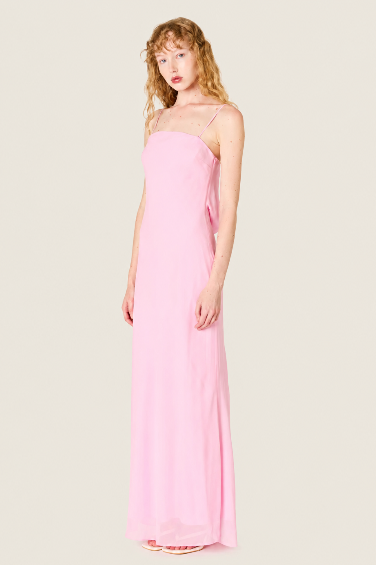 Vestido Estrella Rosa Sakura detalle de tejido elegante con acabado suave y diseño sofisticado