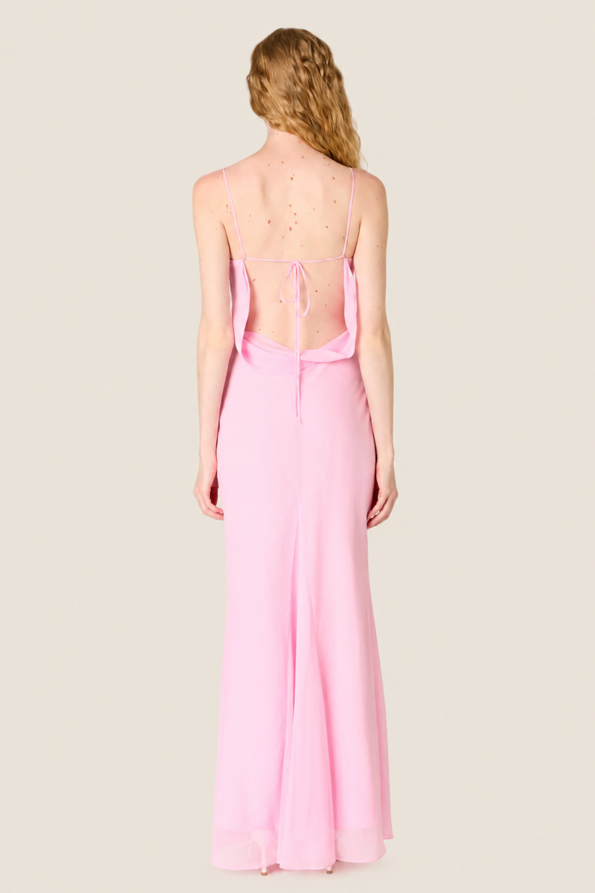 Vista trasera vestido Estrella rosa sakura con espalda abierta y silueta favorecedora