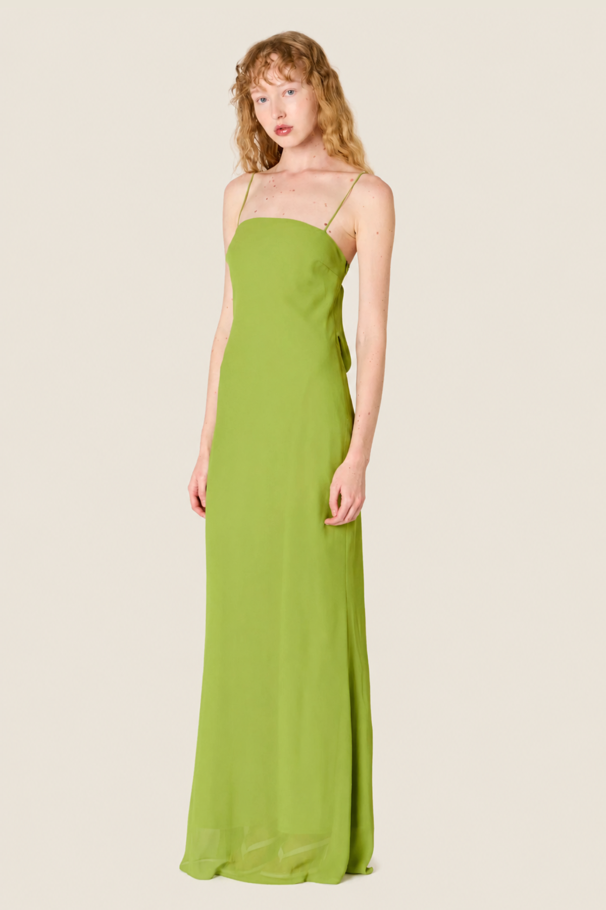 Vestido Estrella verde Matcha look de invitada para boda o evento elegante con estilo femenino y favorecedor