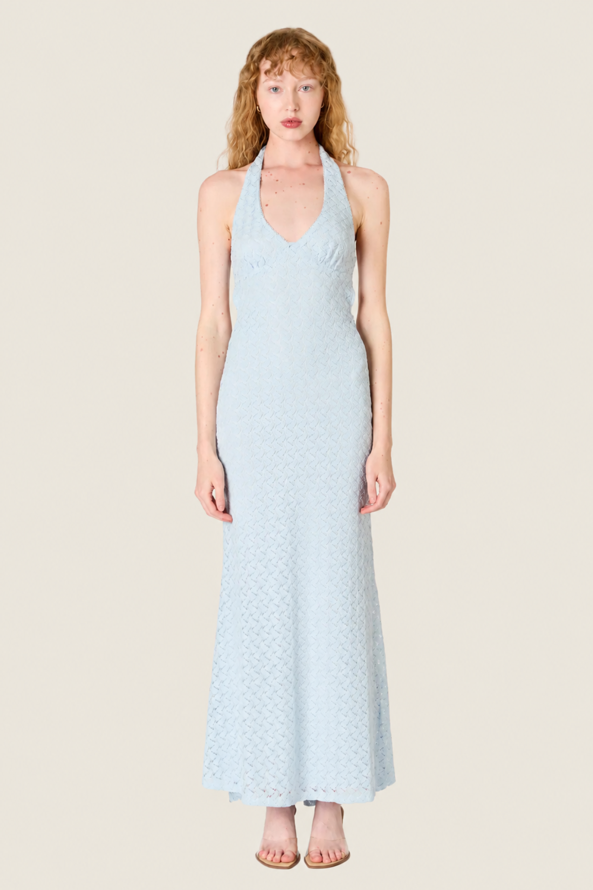 Vestido largo Pluma sky con escote halter y diseño fluido elegante ideal para invitadas de boda y fiestas de verano
