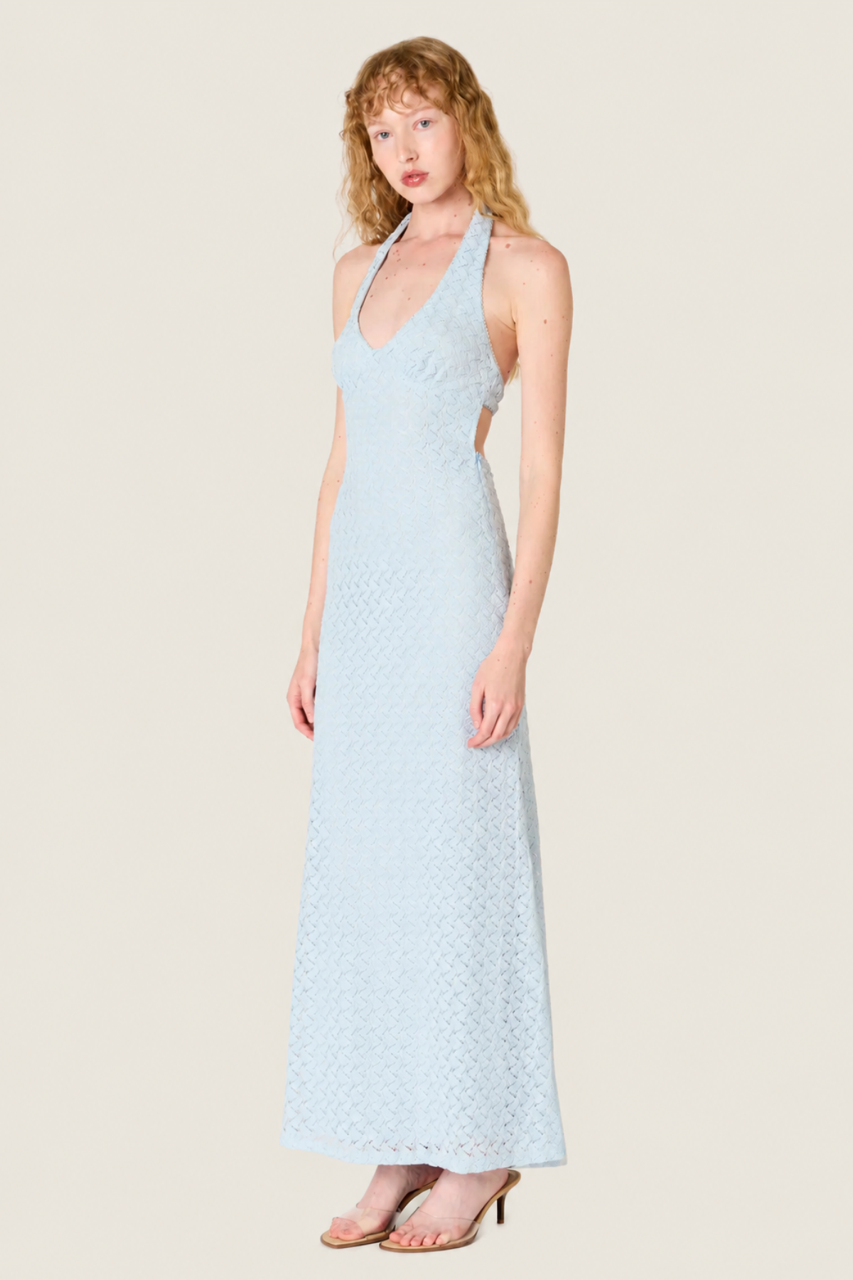 Detalle vestido Pluma sky con tejido ligero y caída elegante ideal para outfits sofisticados y estilo minimal chic