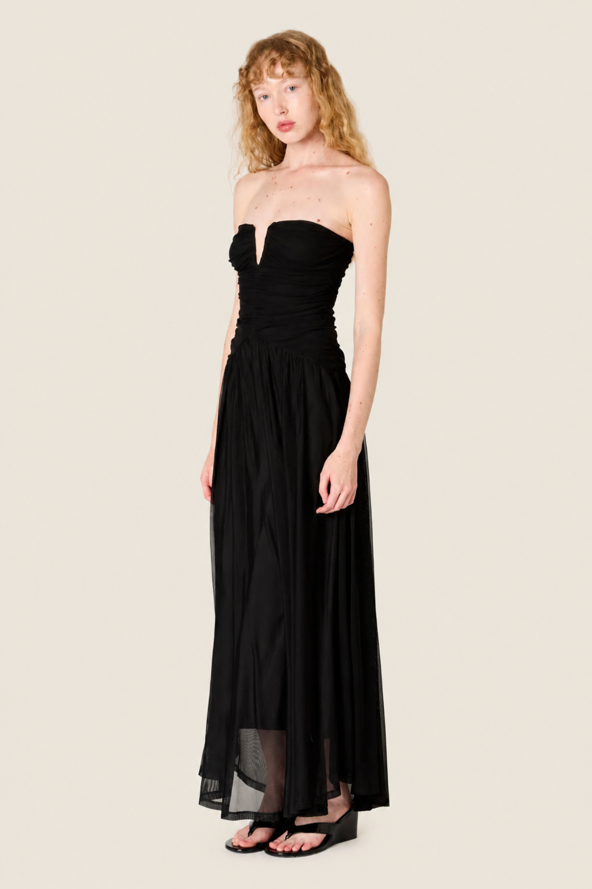 Vestido Beverly look elegante de invitada para boda o evento con diseño femenino y favorecedor