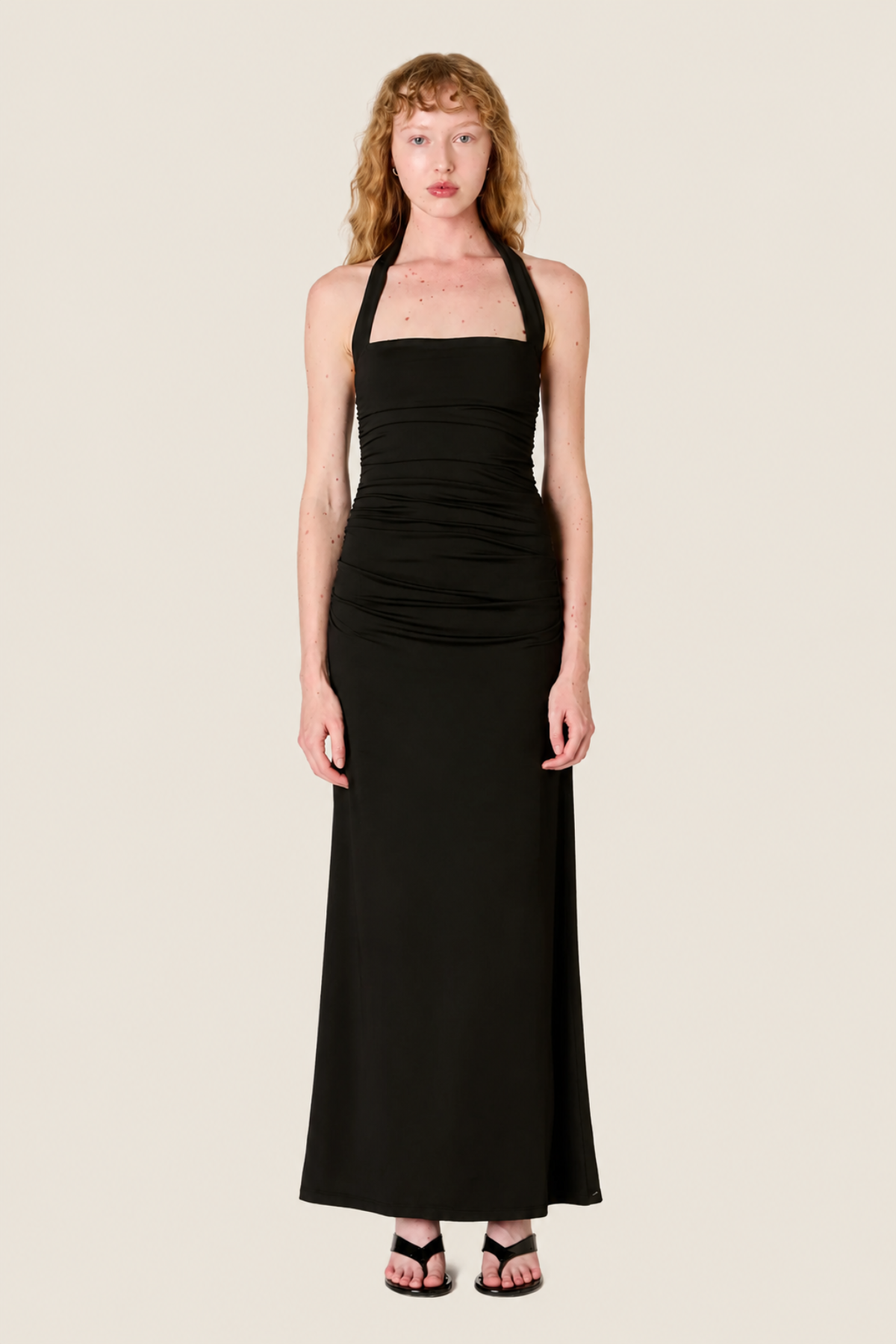Vestido negro elegante Aliento para invitadas, diseño sofisticado y favorecedor ideal para eventos y noches especiales