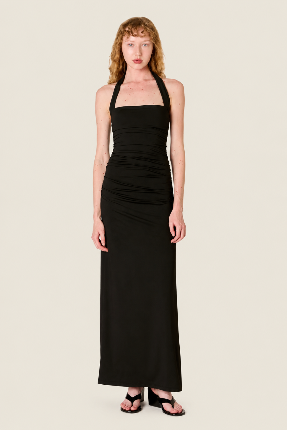Vestido negro elegante Aliento corte sofisticado que estiliza la silueta para eventos y bodas