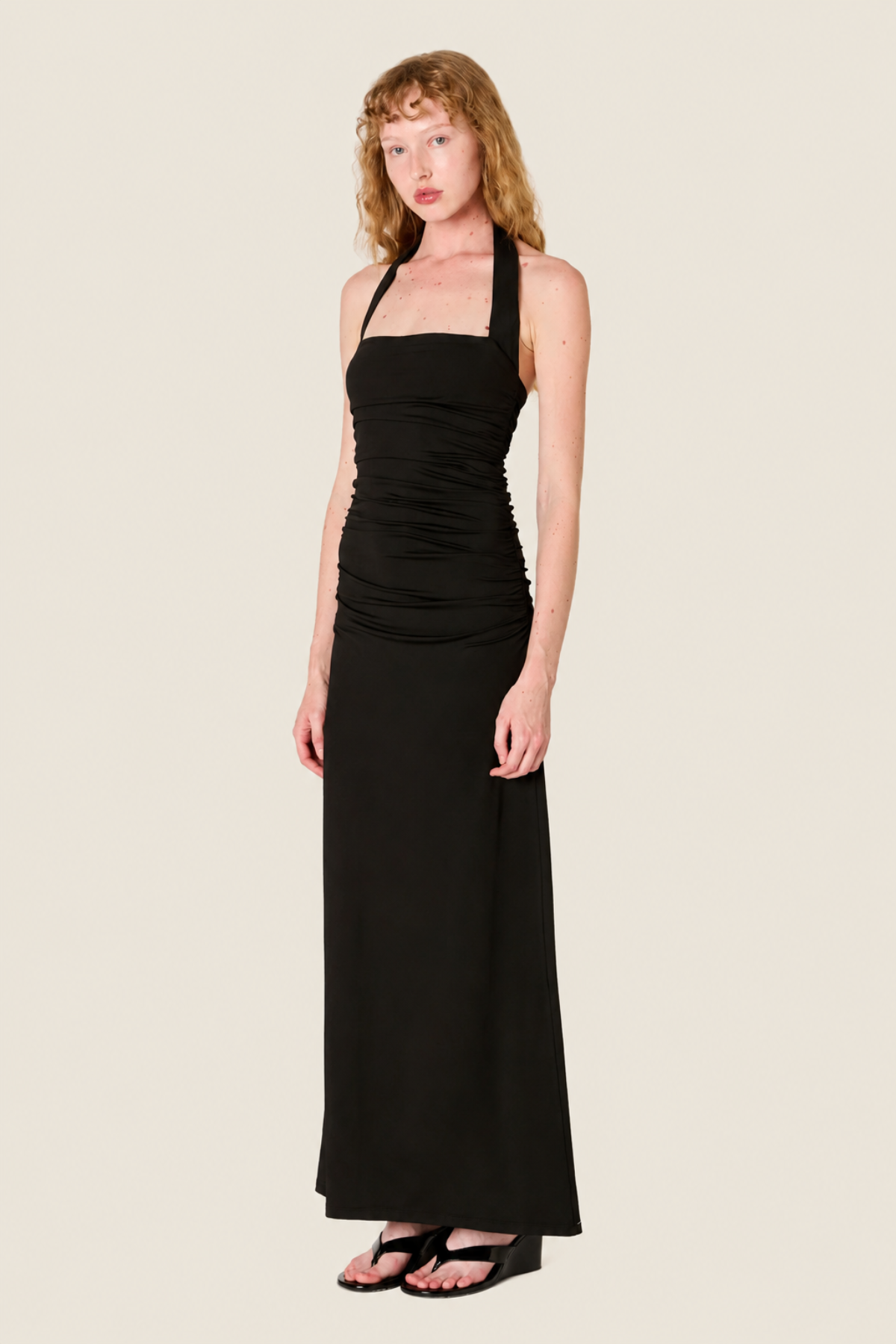 Vestido negro largo Aliento detalle lateral, look sofisticado para invitada de boda o evento de noche