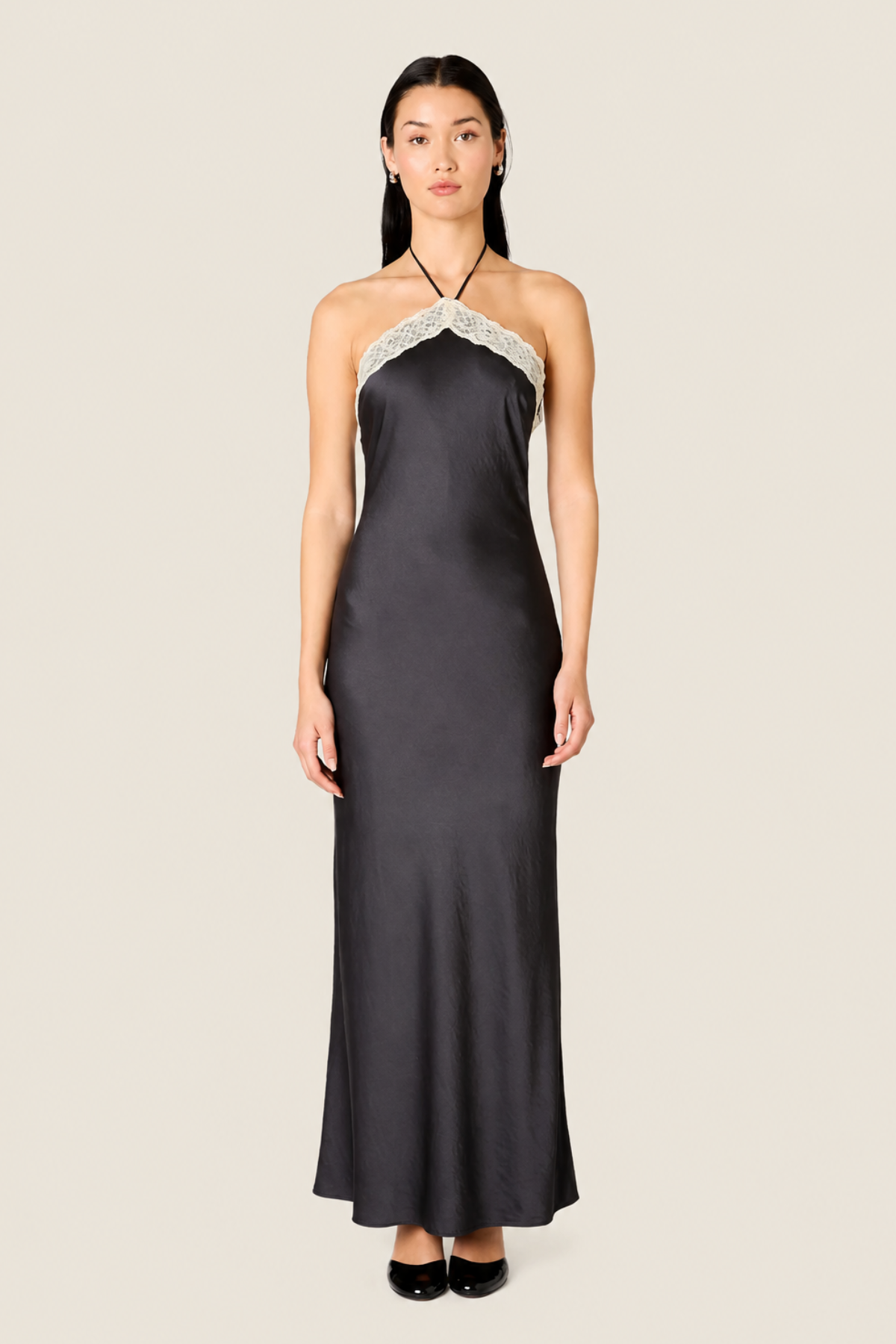 Vestido suelto Vesper en color negro hollín, fluido y elegante corto, ideal para cenas, eventos formales y ocasiones especiales.