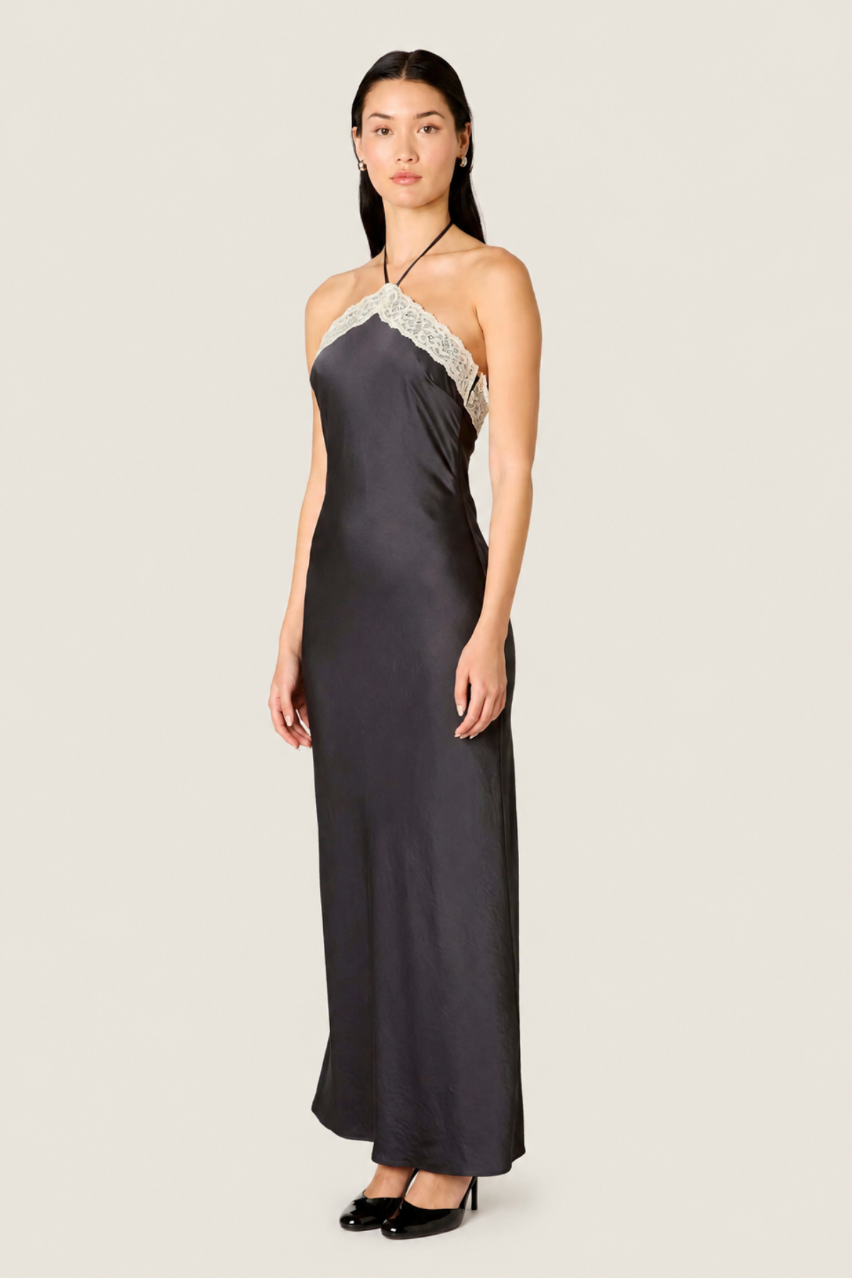 Vestido Vesper femenino negro ancho, silueta estilizada con ajuste suave y diseño sofisticado perfecto para looks de noche.