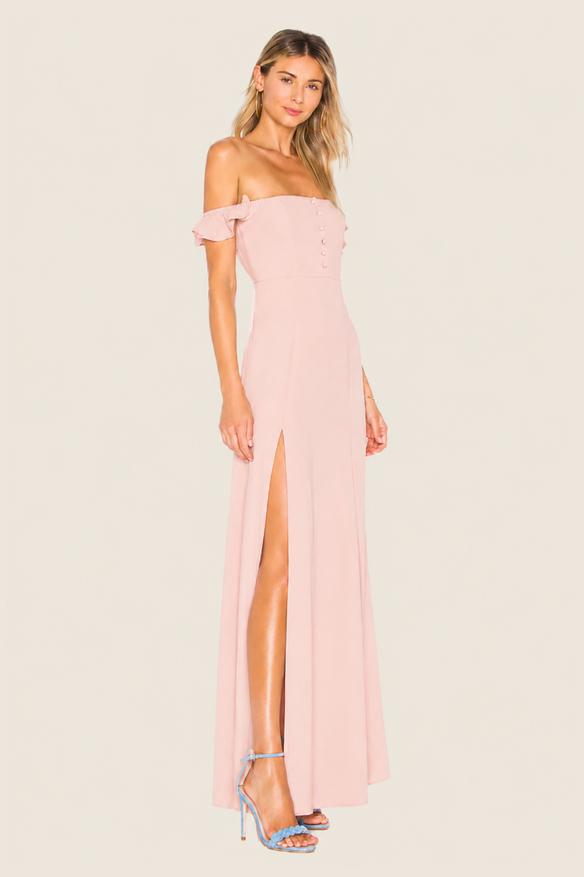 Primer plano de perfil de la modelo con vestido Bardot Sweet Cherry Pie rosa, destacando tirantes de volantes y escote recto sobre fondo blanco