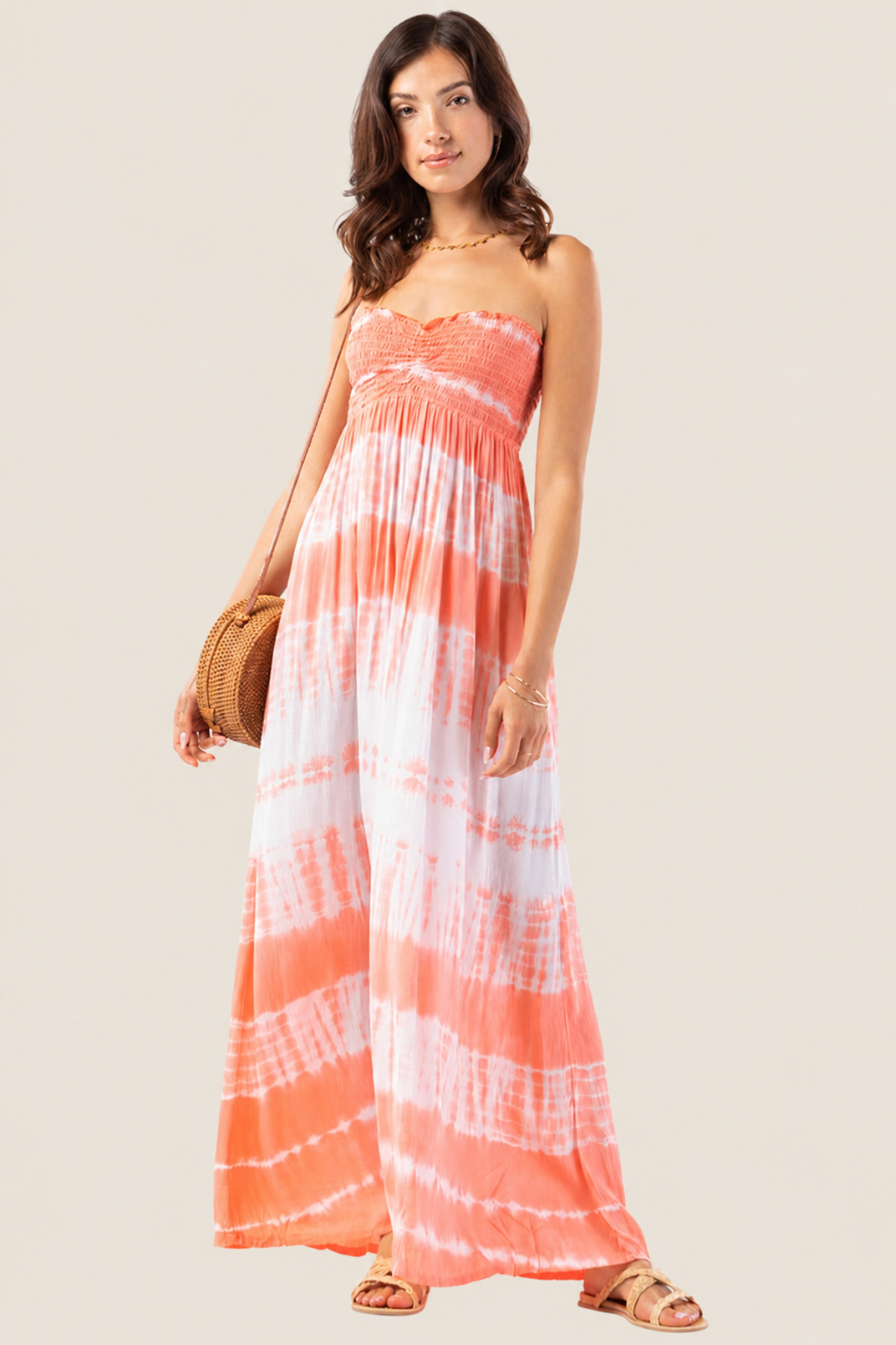 Modelo en pose frontal con vestido maxi Seaside de Tiare Hawaii destacando la caída fluida y estampado tropical exclusivo