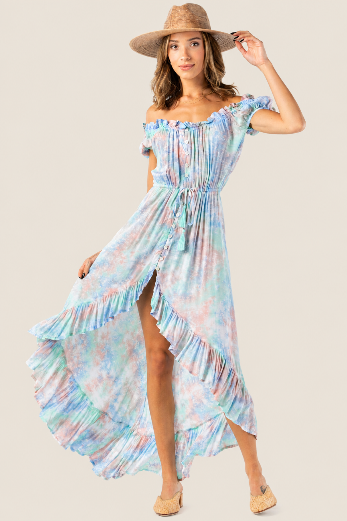 Modelo posando de frente con vestido maxi Tiare Hawaii Riviera sobre fondo blanco mostrando el diseño y colores vivos