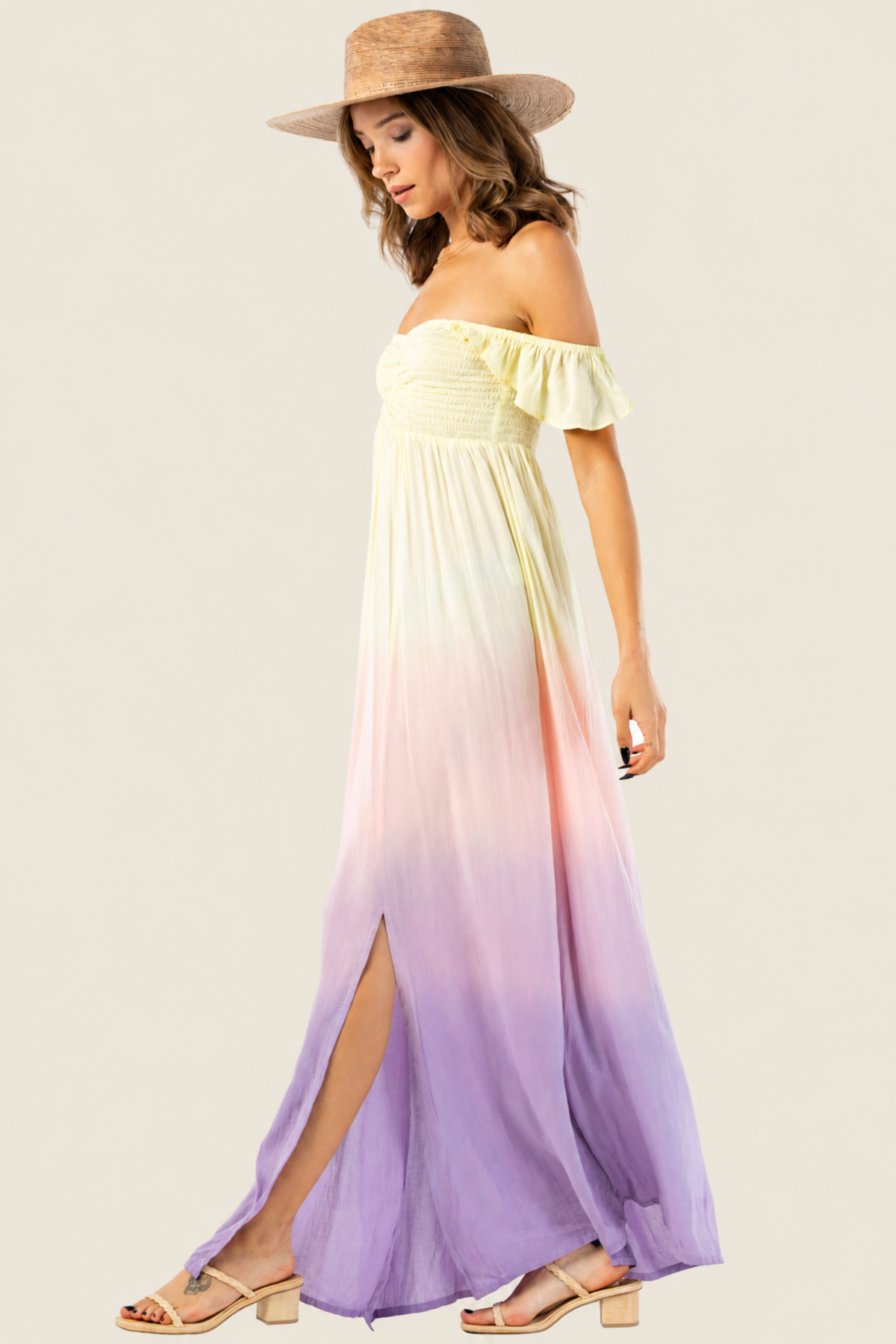 Vista lateral del vestido largo Tiare Hawaii Hollie en tonos amarillo, melocotón y lavanda con caída vaporosa y estampado degradado suave