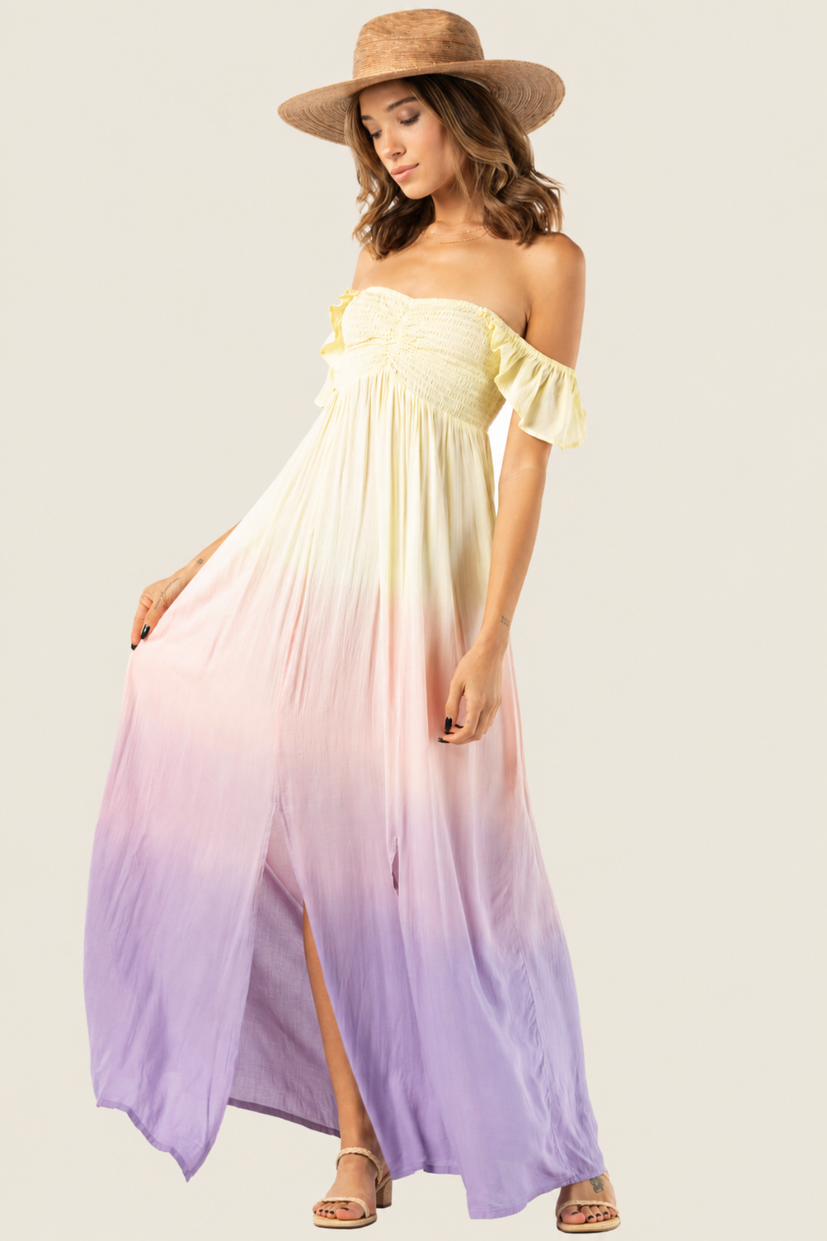 Modelo de frente con vestido maxi Tiare Hawaii Hollie en degradado amarillo, melocotón y lavanda con diseño fluido y estilo veraniego elegante