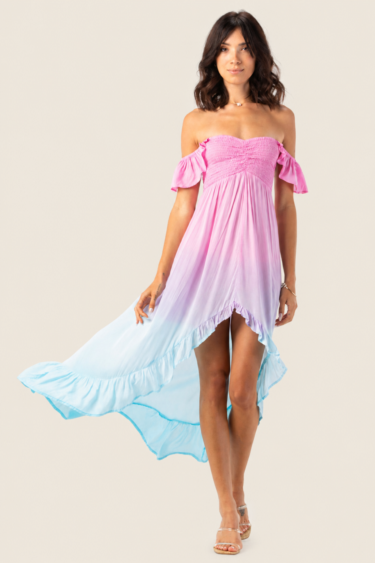 Modelo caminando con vestido largo Tiare Hawaii Brooklyn en estampado tropical vibrante para ocasiones especiales y casuales
