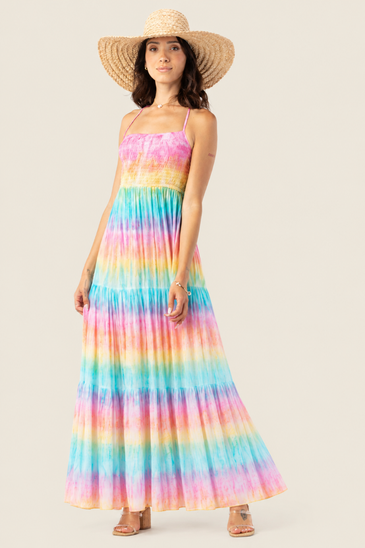 Modelo mostrando el vestido Kailani maxi de Tiare Hawaii de espaldas, con espalda baja y caída elegante en ambiente luminoso