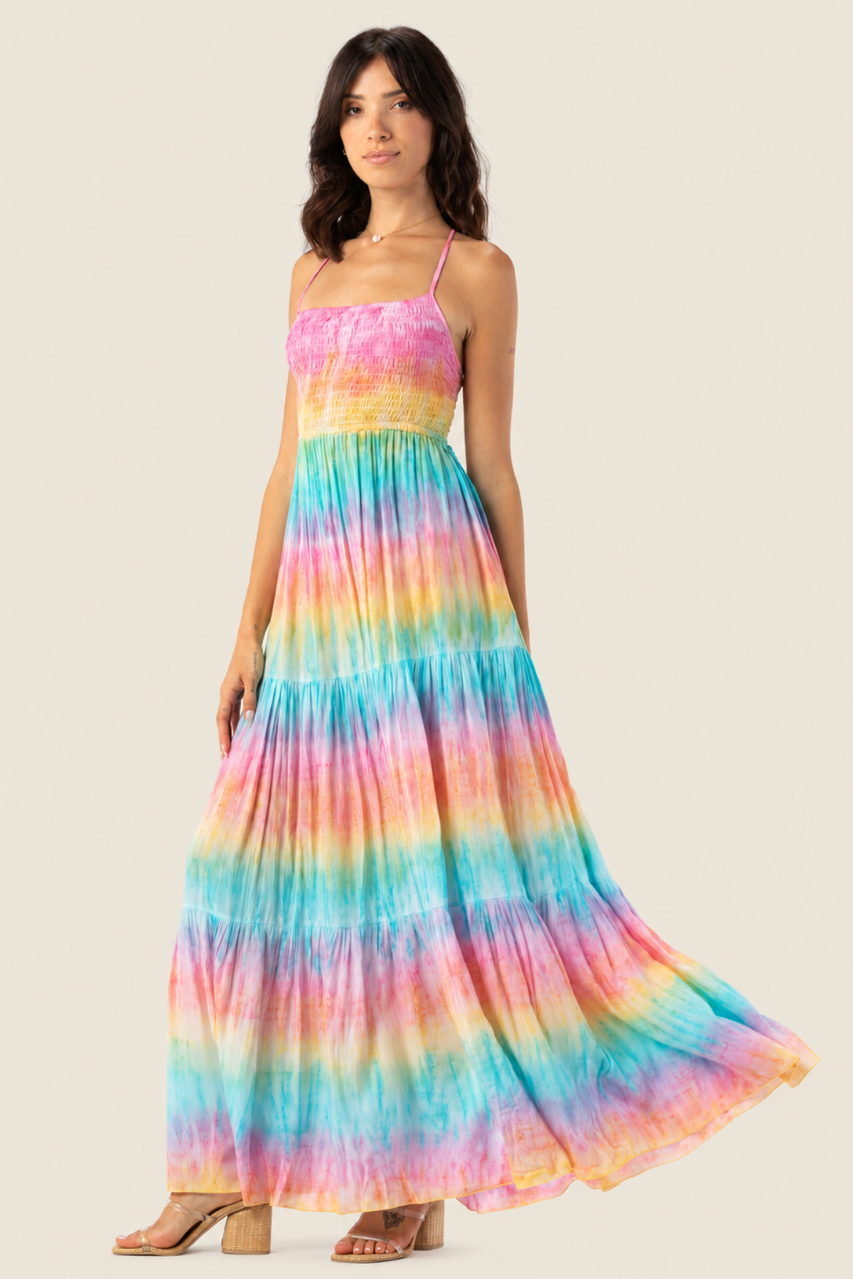 Vista frontal del vestido Kailani maxi Tiare Hawaii, mostrando el diseño fluido y el estampado tropical vibrante