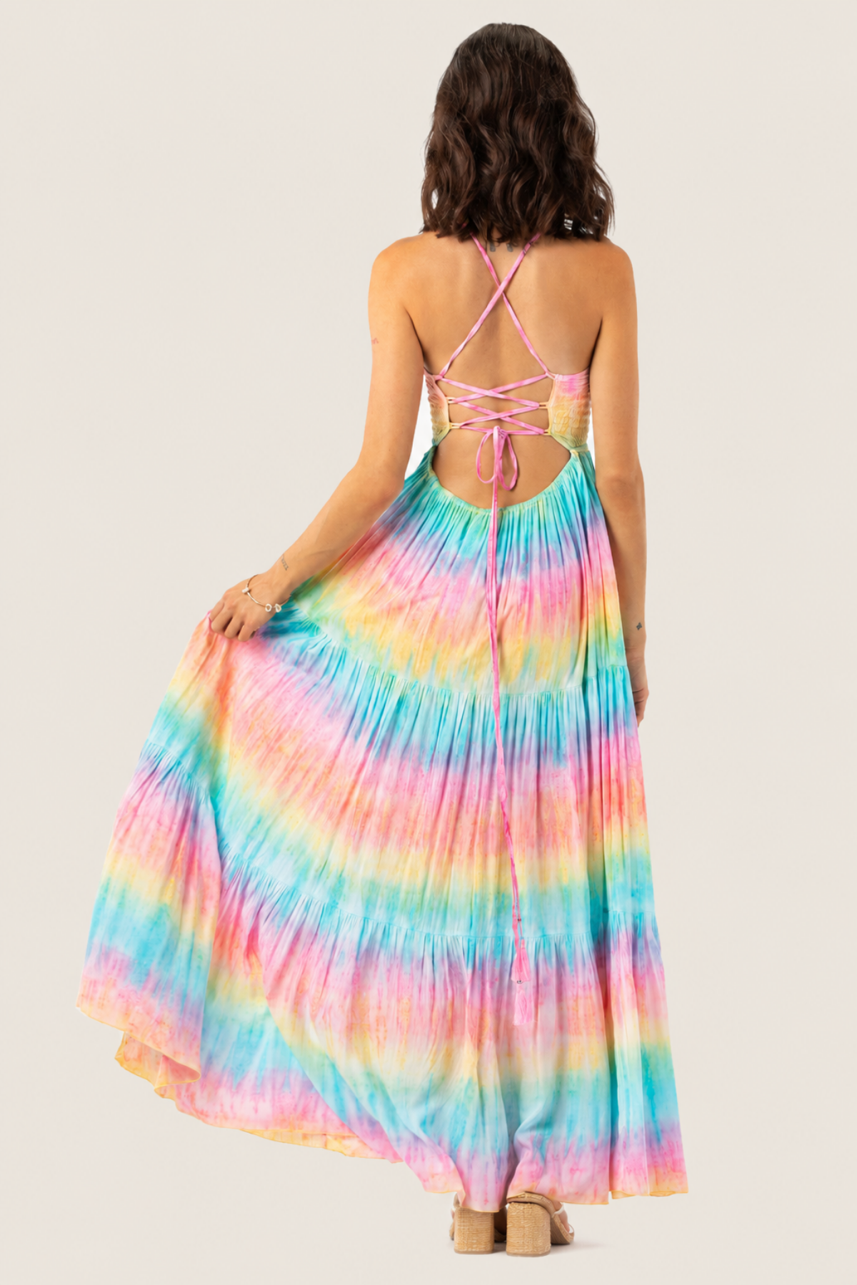 Vista trasera del vestido Kailani maxi Tiare Hawaii, destacando espalda baja y falda amplia con estampado vibrante