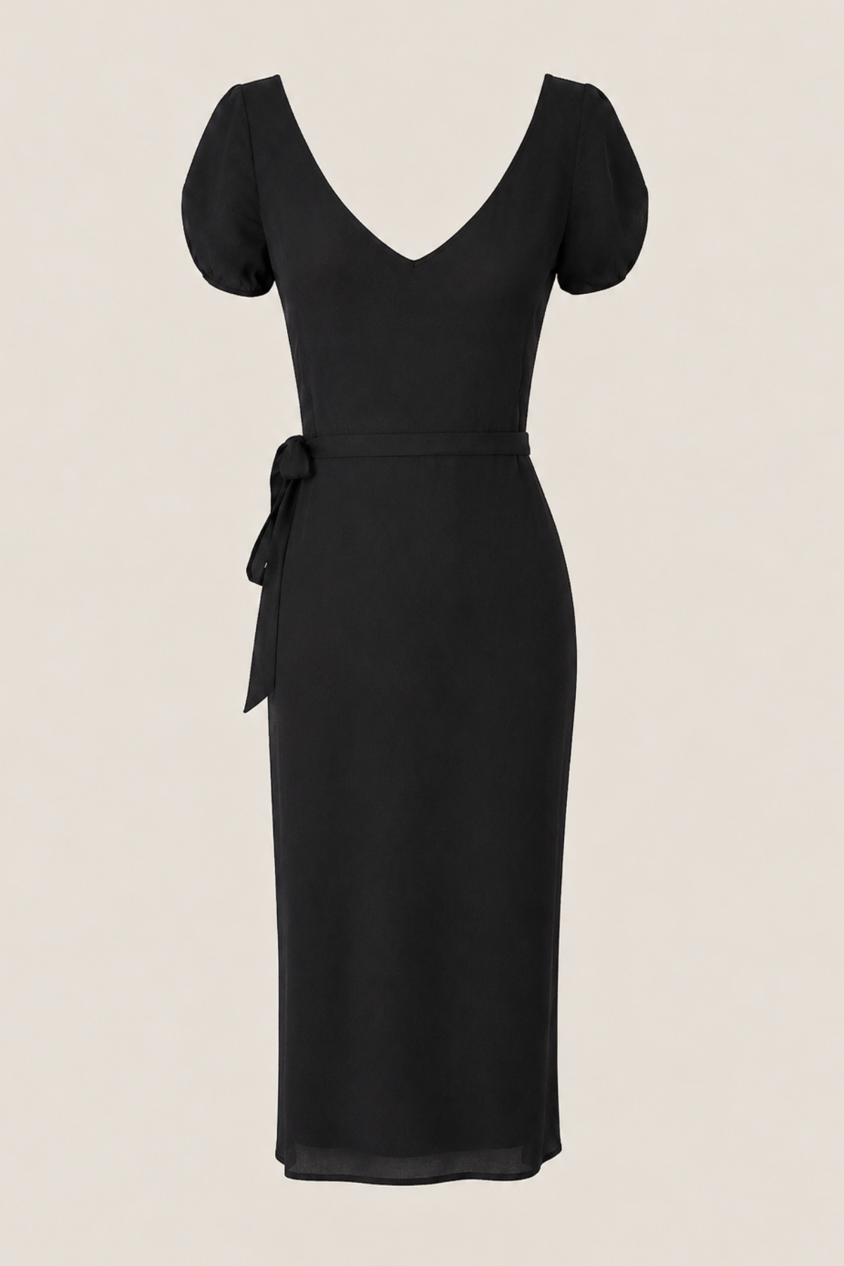 Detalle del vestido midi Lyell negro con textura suave y acabado mate en un maniquí sobre fondo blanco