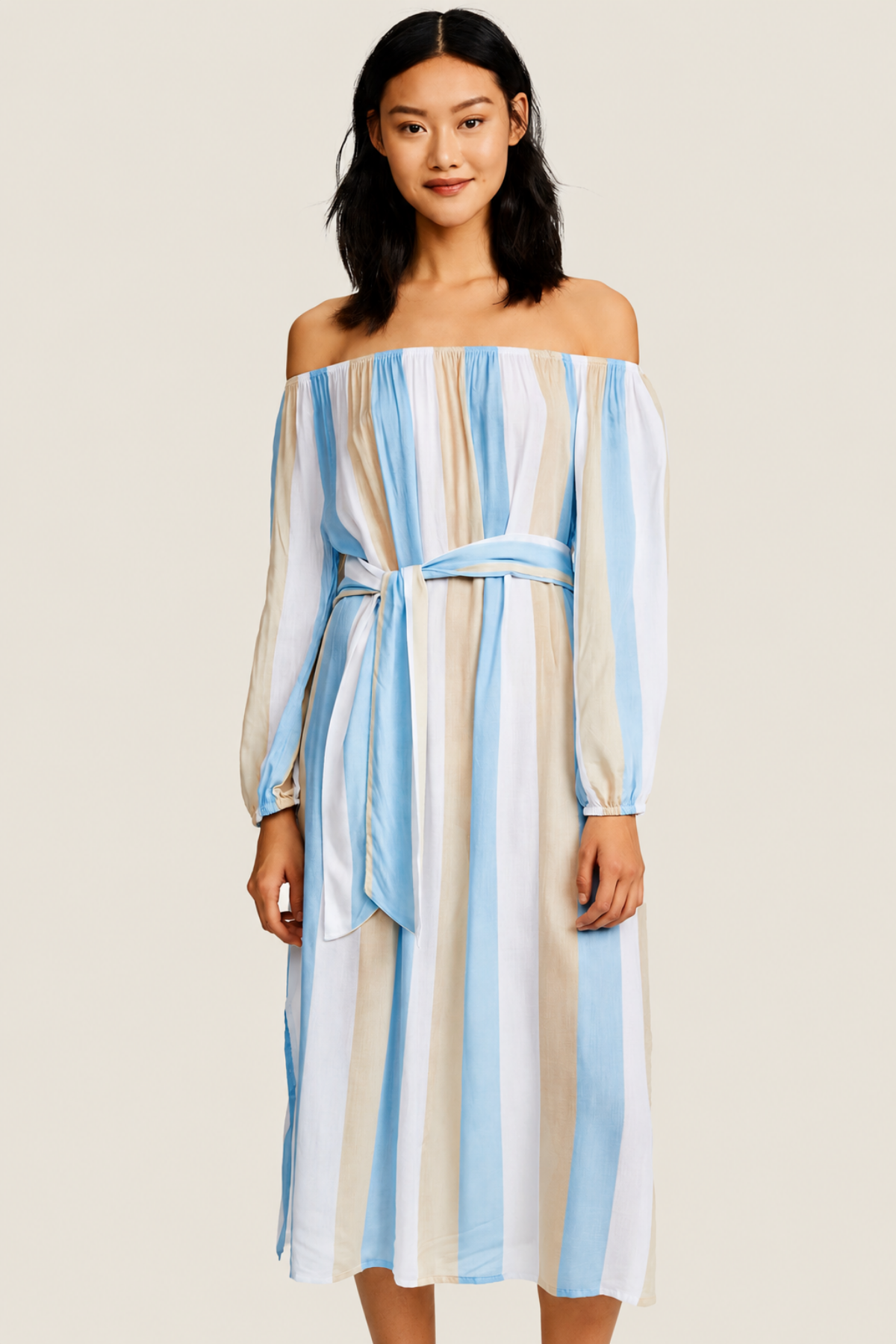 Vestido midi Cool Change Amabella en color Angel Blue, con corpiño elástico fruncido, volante en los hombros y falda a capas con abertura lateral, sobre fondo neutro