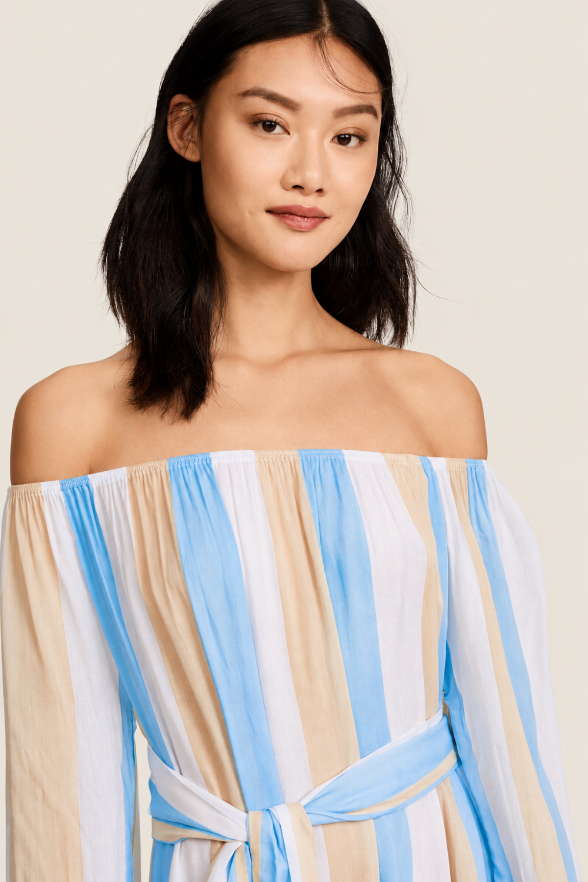 Primer plano del corpiño elástico fruncido del vestido midi Cool Change Amabella en Angel Blue, destacando el volante en los hombros y la textura del tejido, sobre fondo neutro