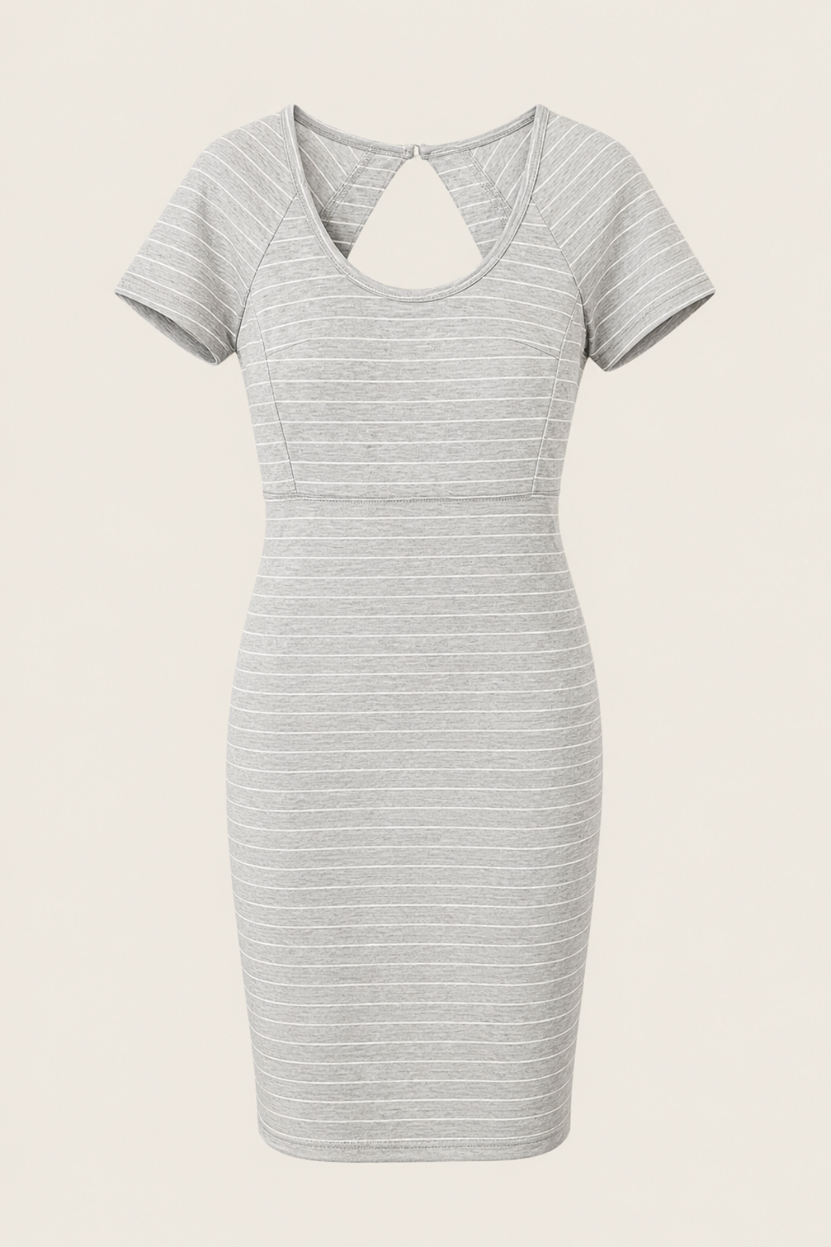 Vestido midi Madison Square Meet Me colgado en percha con diseño negro elegante y detalles estructurados sobre fondo blanco limpio