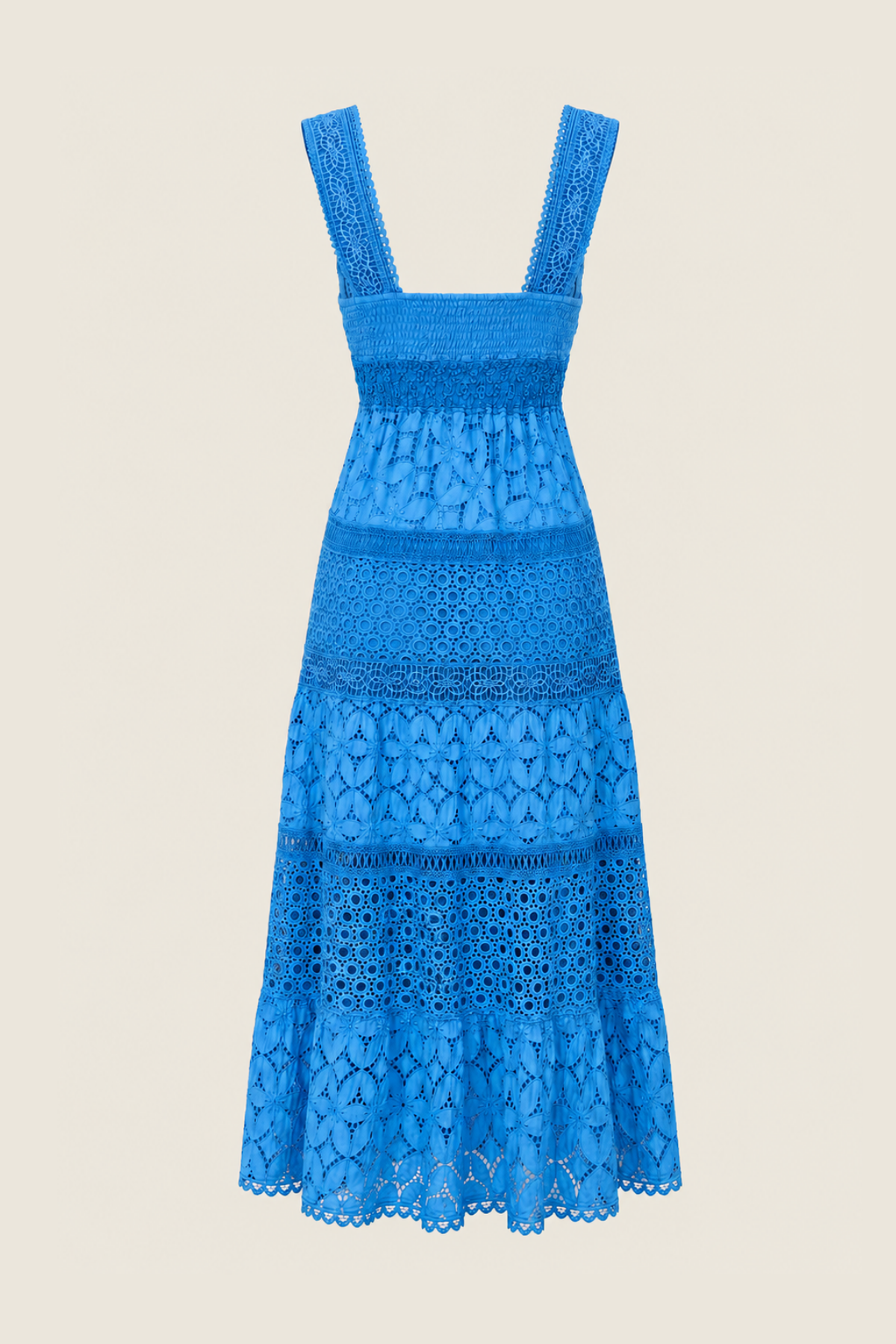 Modelo con vestido midi azul cobalto con diseño fluido y movimiento elegante perfecto para bodas de día y looks summer luxury