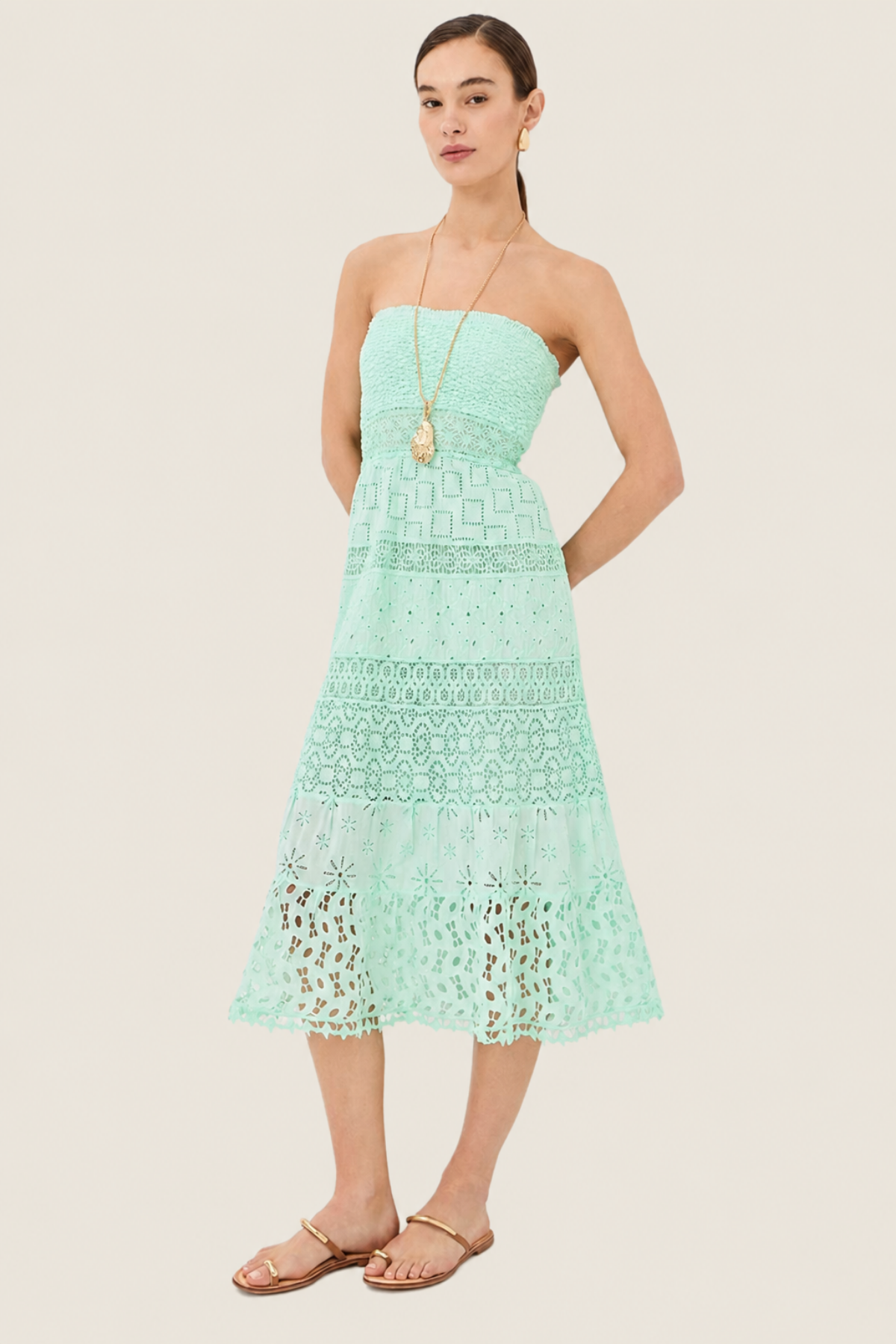 Vestido midi aqua Ruta sin tirantes con volantes en capas y diseño romántico elegante ideal para invitada de boda y eventos de verano