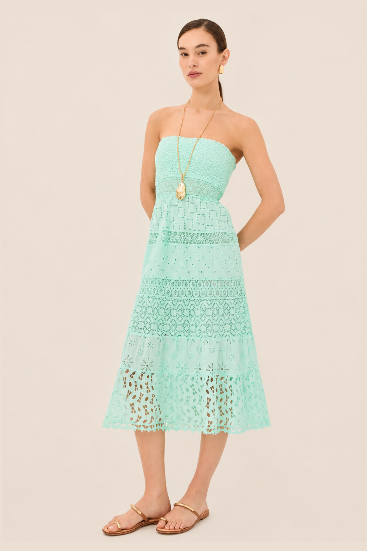 Vestido midi aqua Ruta sin tirantes con volantes en capas y diseño romántico elegante ideal para invitada de boda y eventos de verano