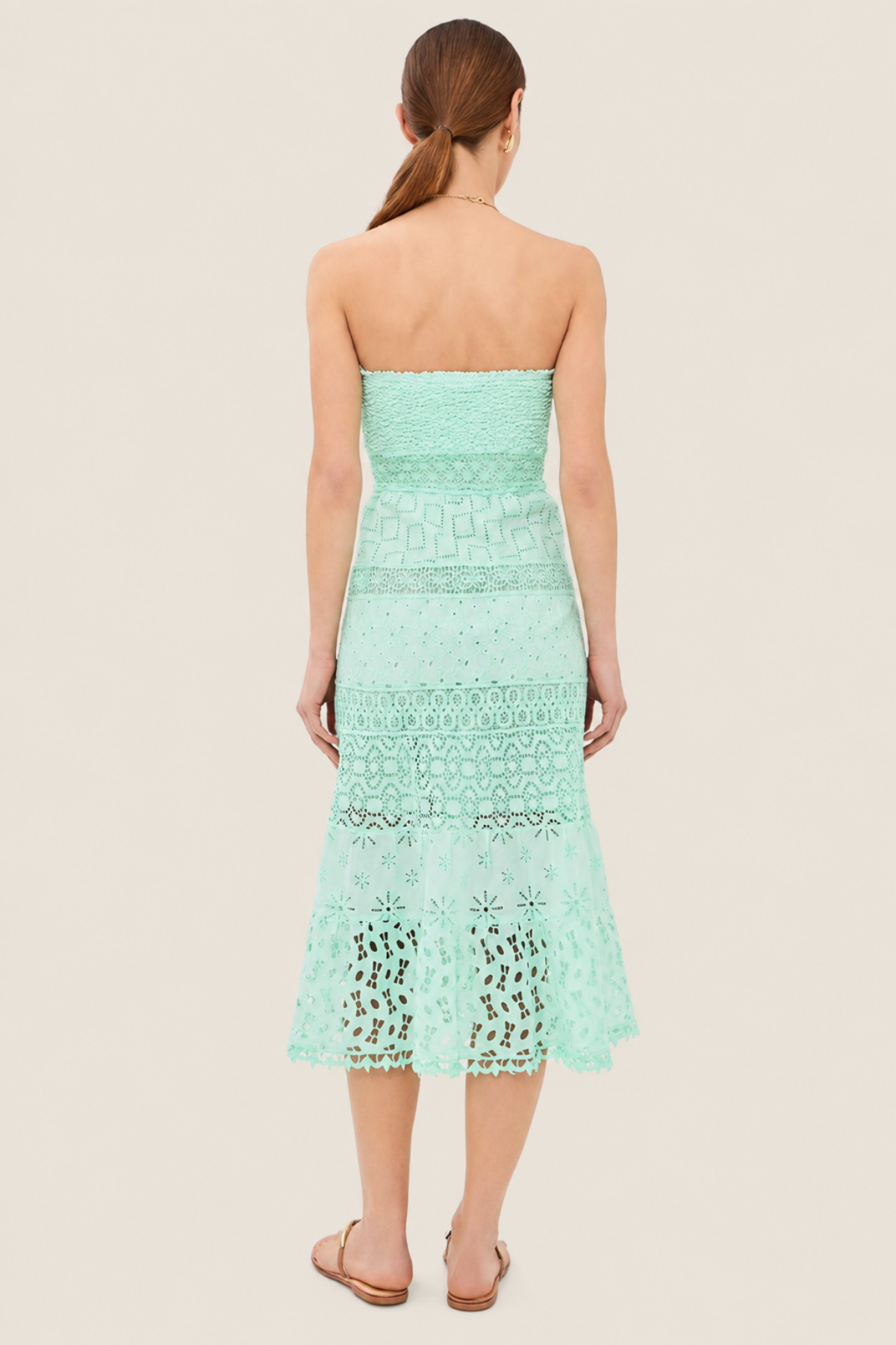 Vista trasera vestido midi aqua con diseño strapless y caída favorecedora ideal para looks elegantes y femeninos